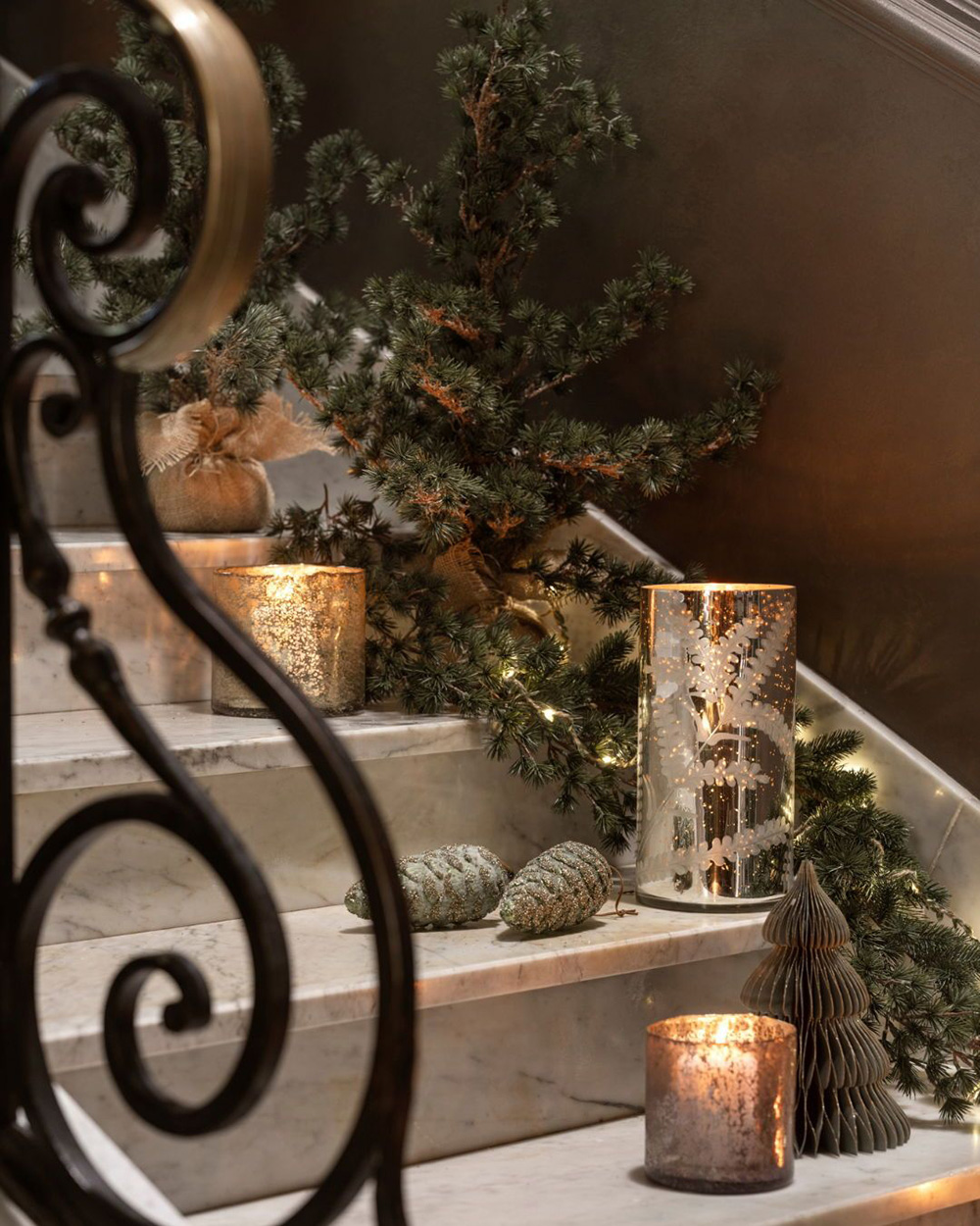 escalier maison avec décoration Noël traditionnel