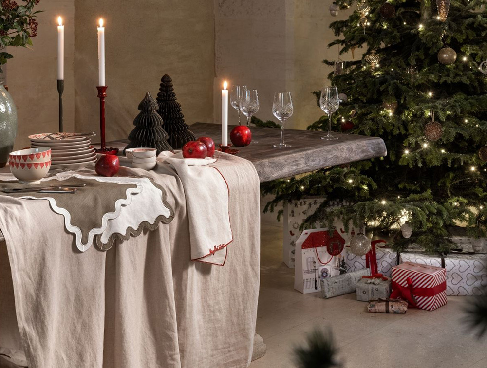 salle à manger maison avec décoration Noël traditionnel