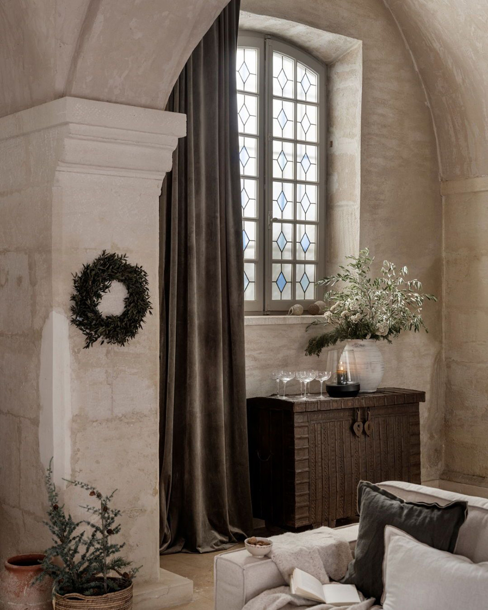 salon avec fenêtre vitrail