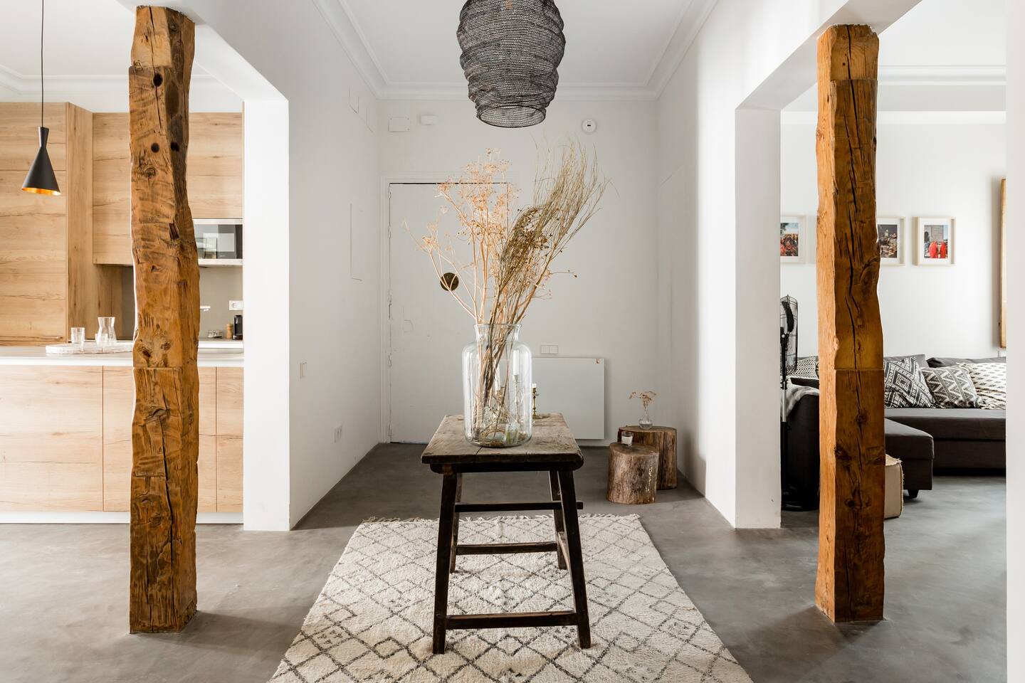 entrée avec poutres décoration naturelle bohème chic appartement Madrid