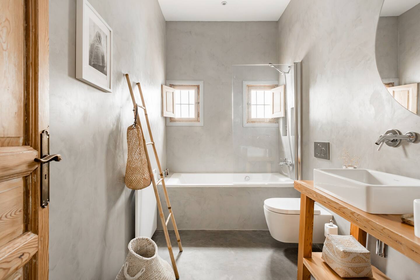 salle de bain épurée bois et murs gris clairs