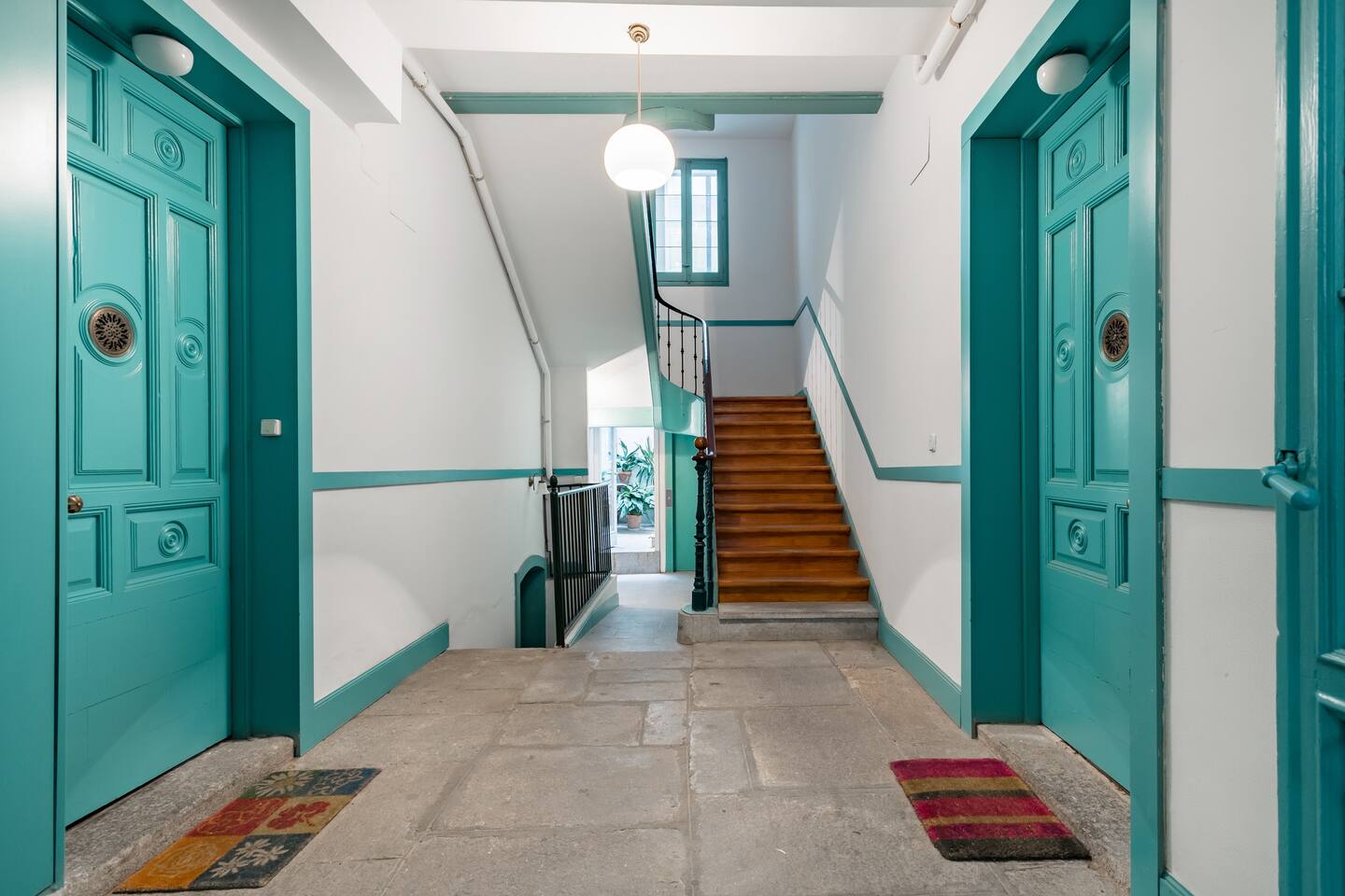 couloir avec portes turquoise