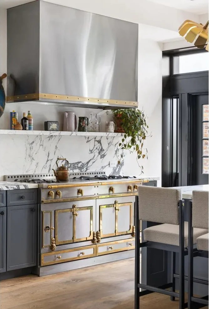 cuisine rsutque chic avec piano de cuisson cuisine rsutque chic avec piano de cuisson