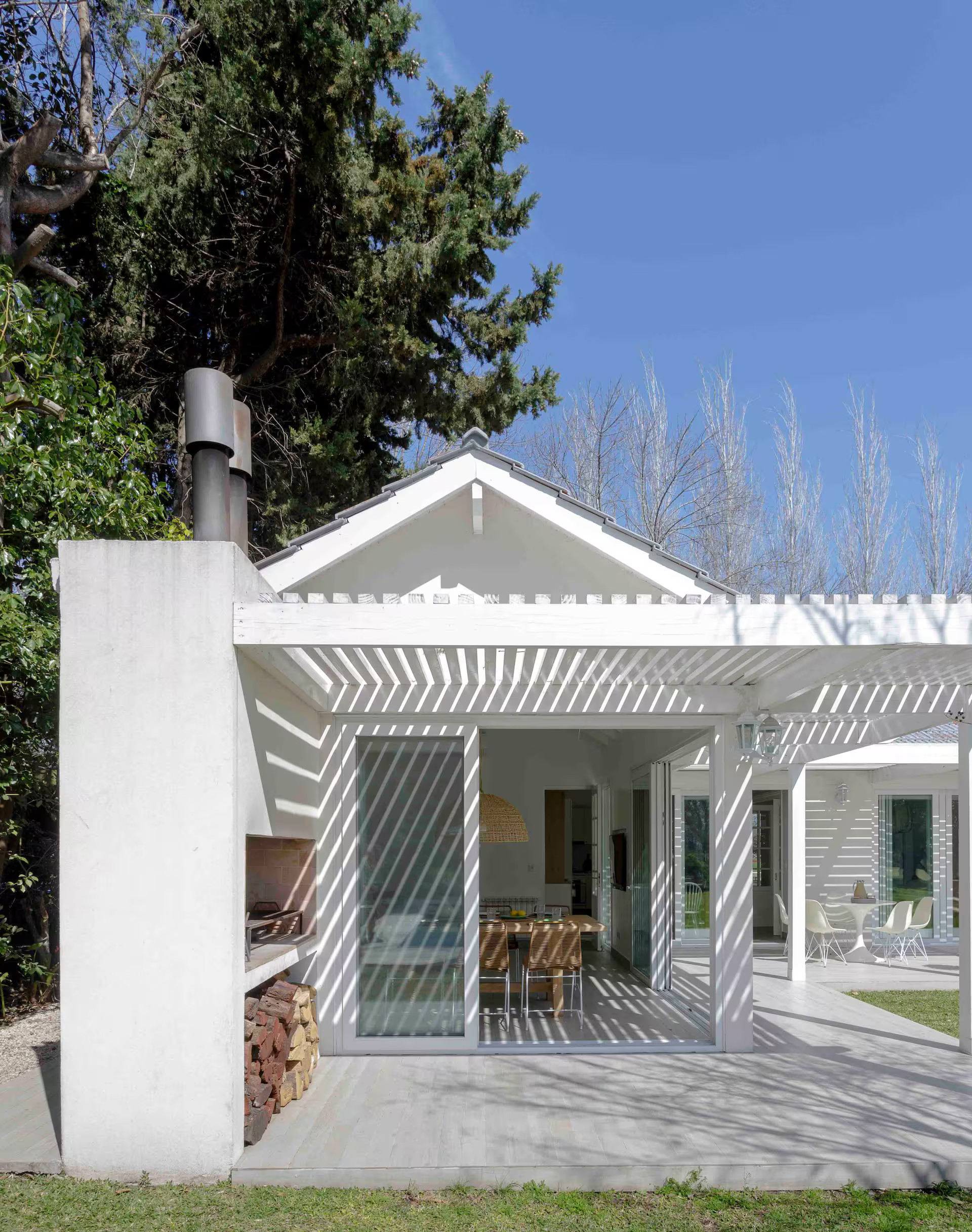 terrasse avec pergola blanche