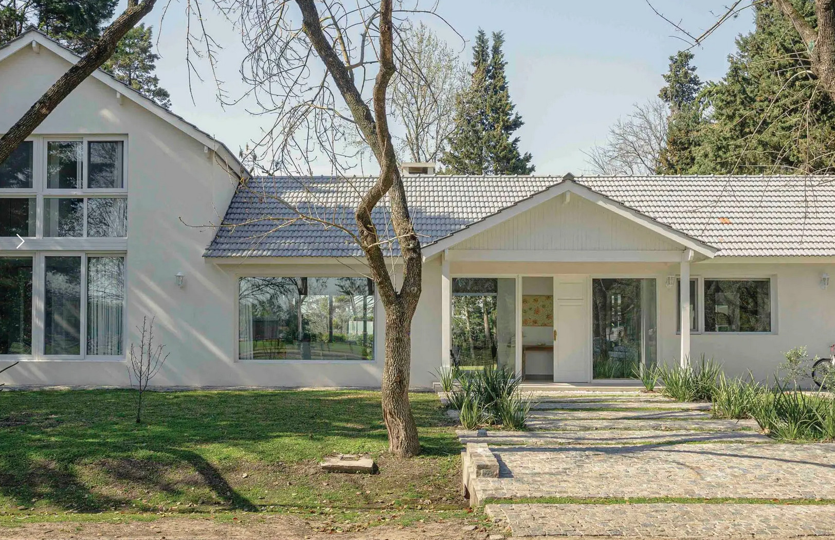 maison blanche rénovée et agrandie avec piscine