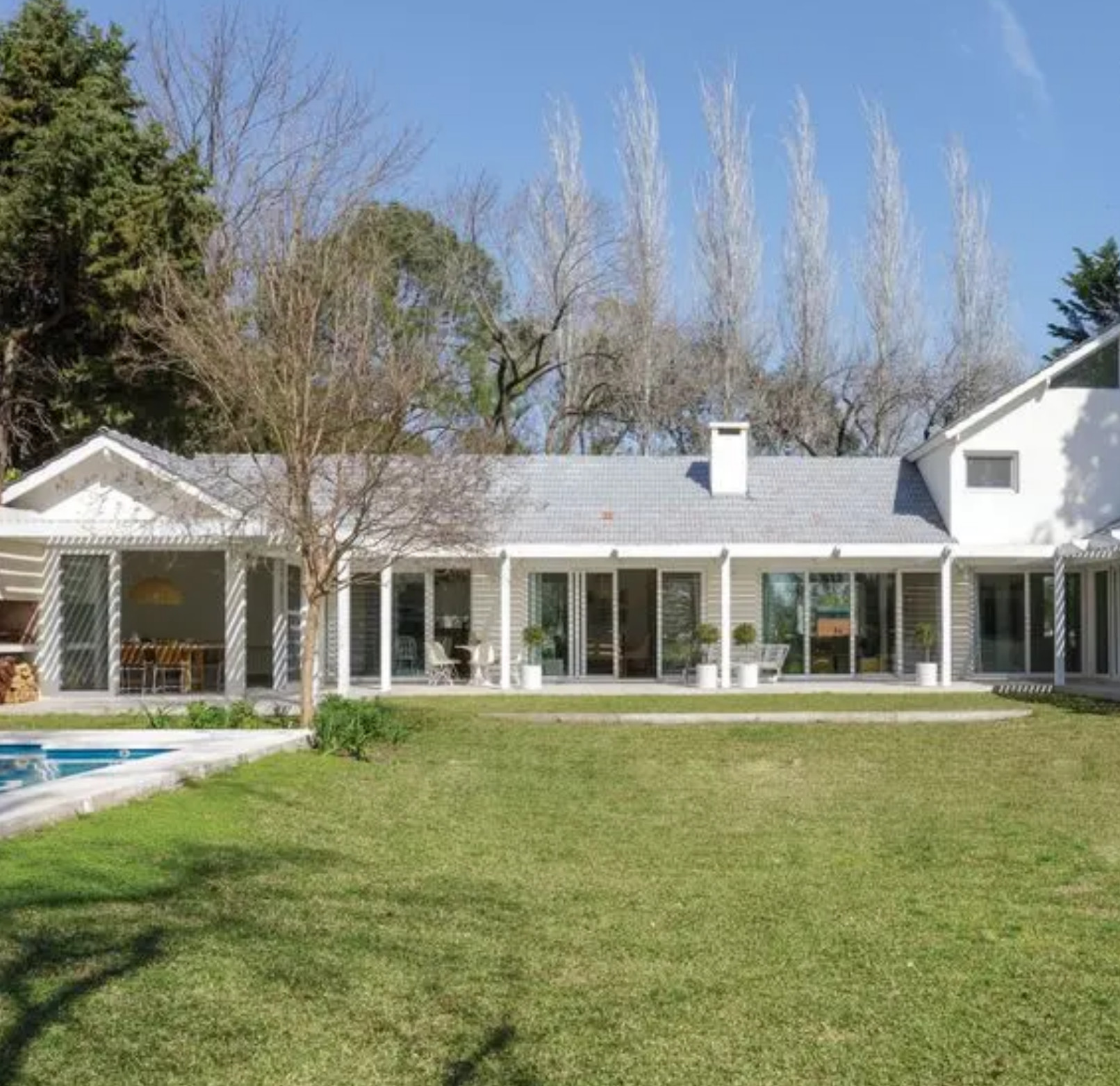 maison blanche rénovée et agrandie avec piscine