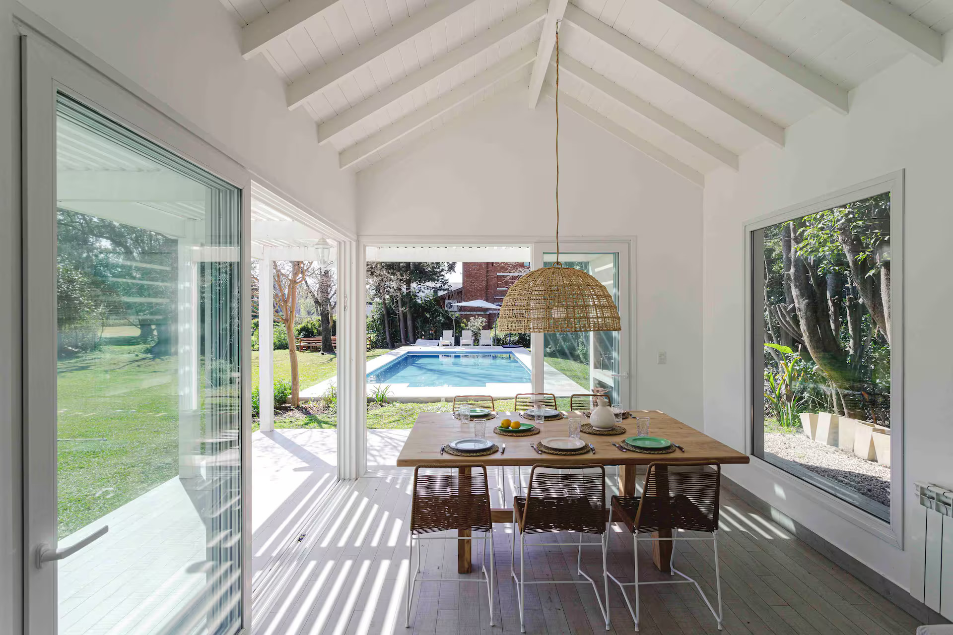 salle à manger vue piscine décoration contemporaine