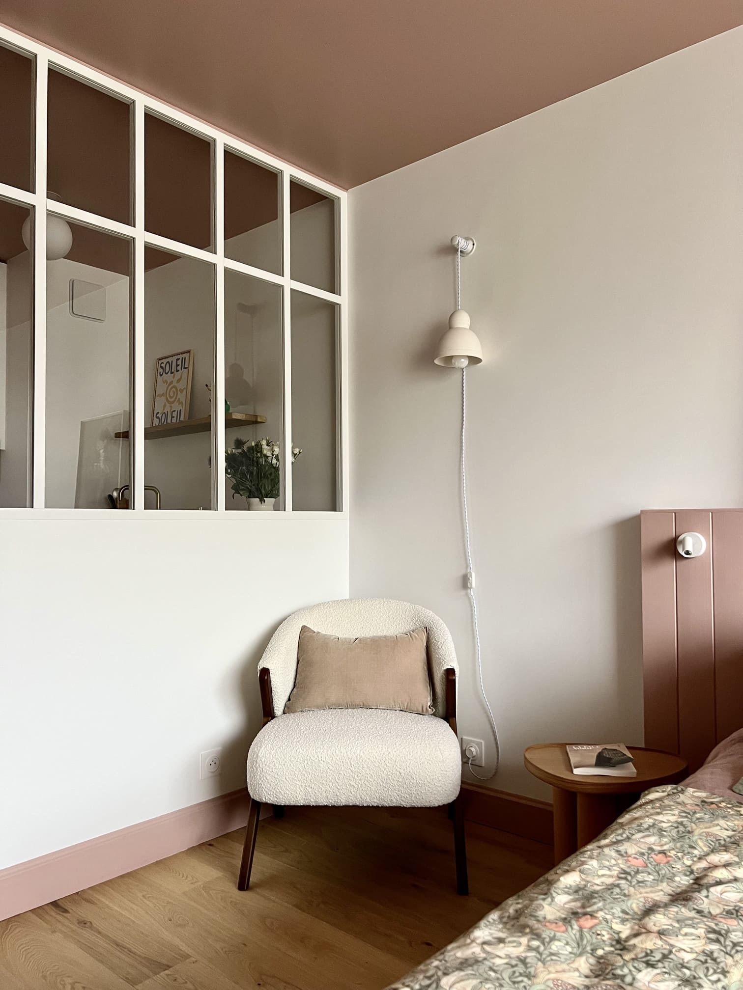 chambre avec verrière blanche studio 26m2 Paris rénové par Happy Pog photo Billie Blanket chambre avec verrière blanche studio 26m2 Paris rénové par Happy Pog photo Billie Blanket