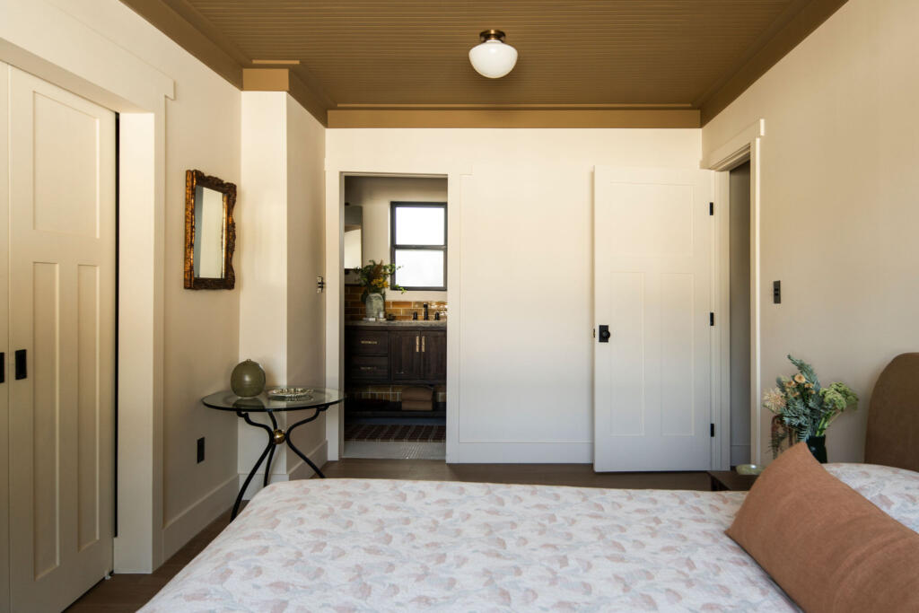 chambre plafond marron