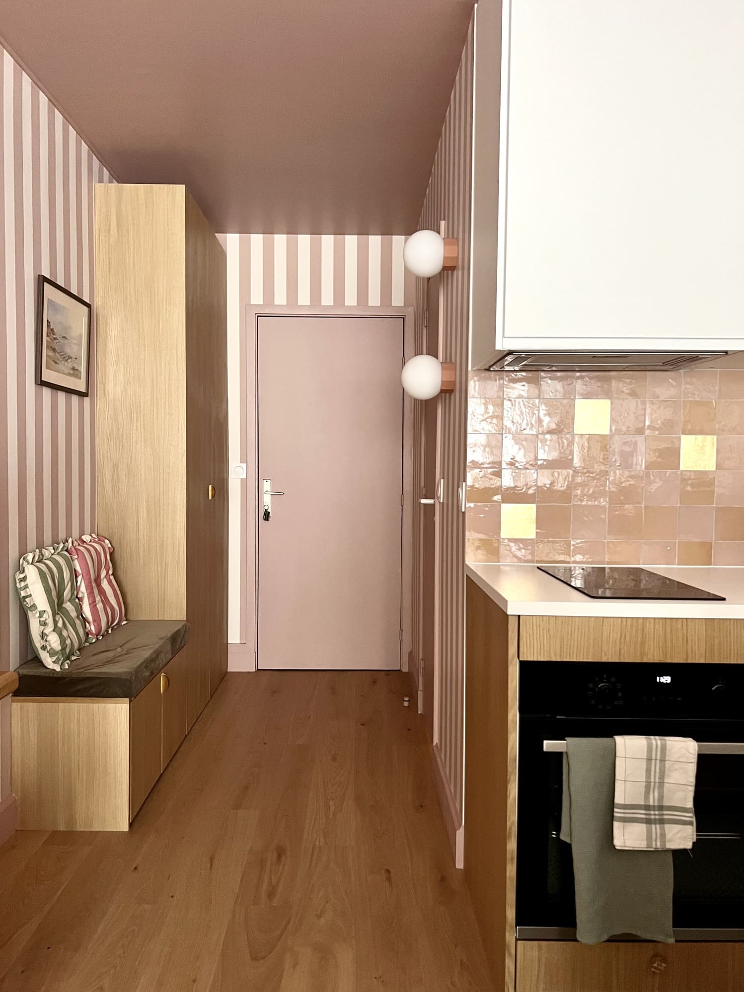 entrée et cuisine avec zelliges roses studio 26m2 Paris rénové par Happy Pog photo Billie Blanket entrée et cuisine avec zelliges roses studio 26m2 Paris rénové par Happy Pog photo Billie Blanket