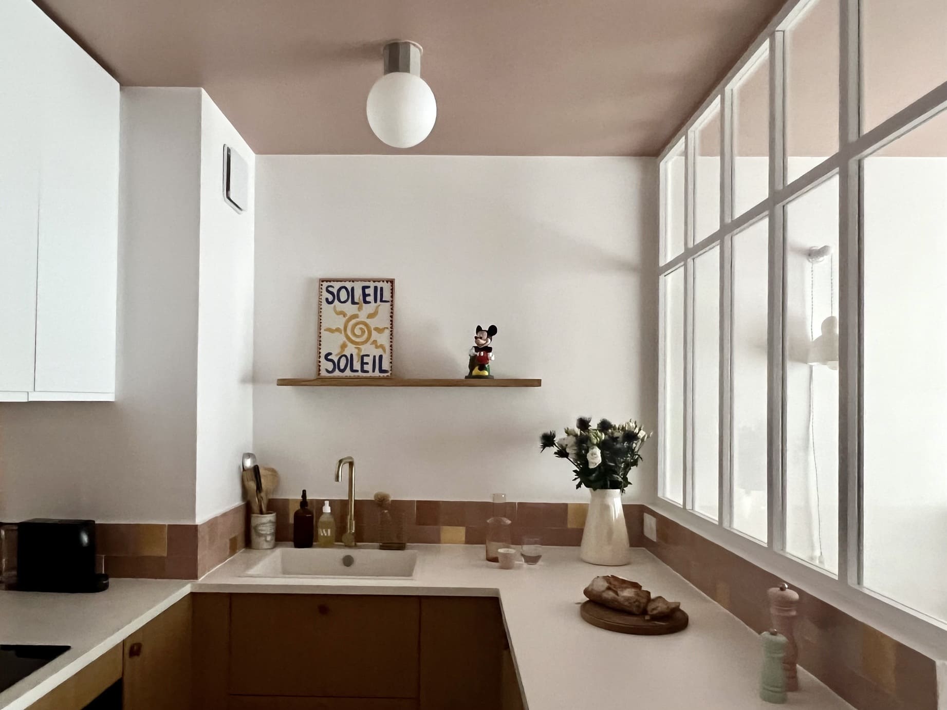 cuisine verrière blanche studio 26m2 Paris rénové par Happy Pog photo Billie Blanket cuisine verrière blanche studio 26m2 Paris rénové par Happy Pog photo Billie Blanket