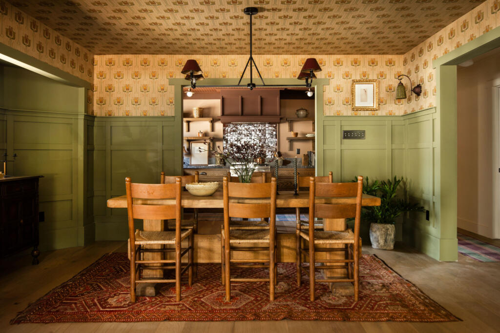 salle à manger murs verts décoration vintage