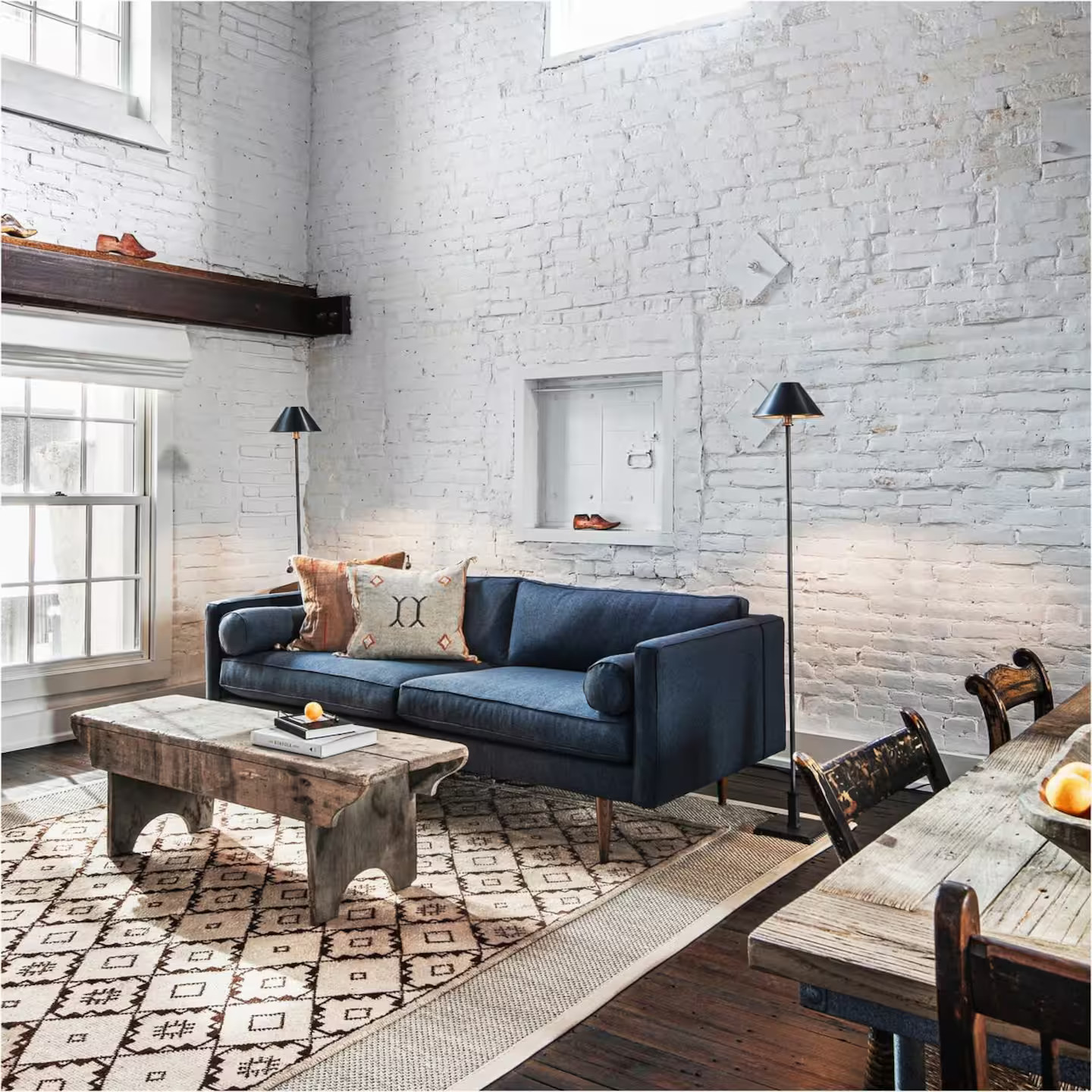 salon murs briques blanches appartement rénové salon murs briques blanches appartement rénové