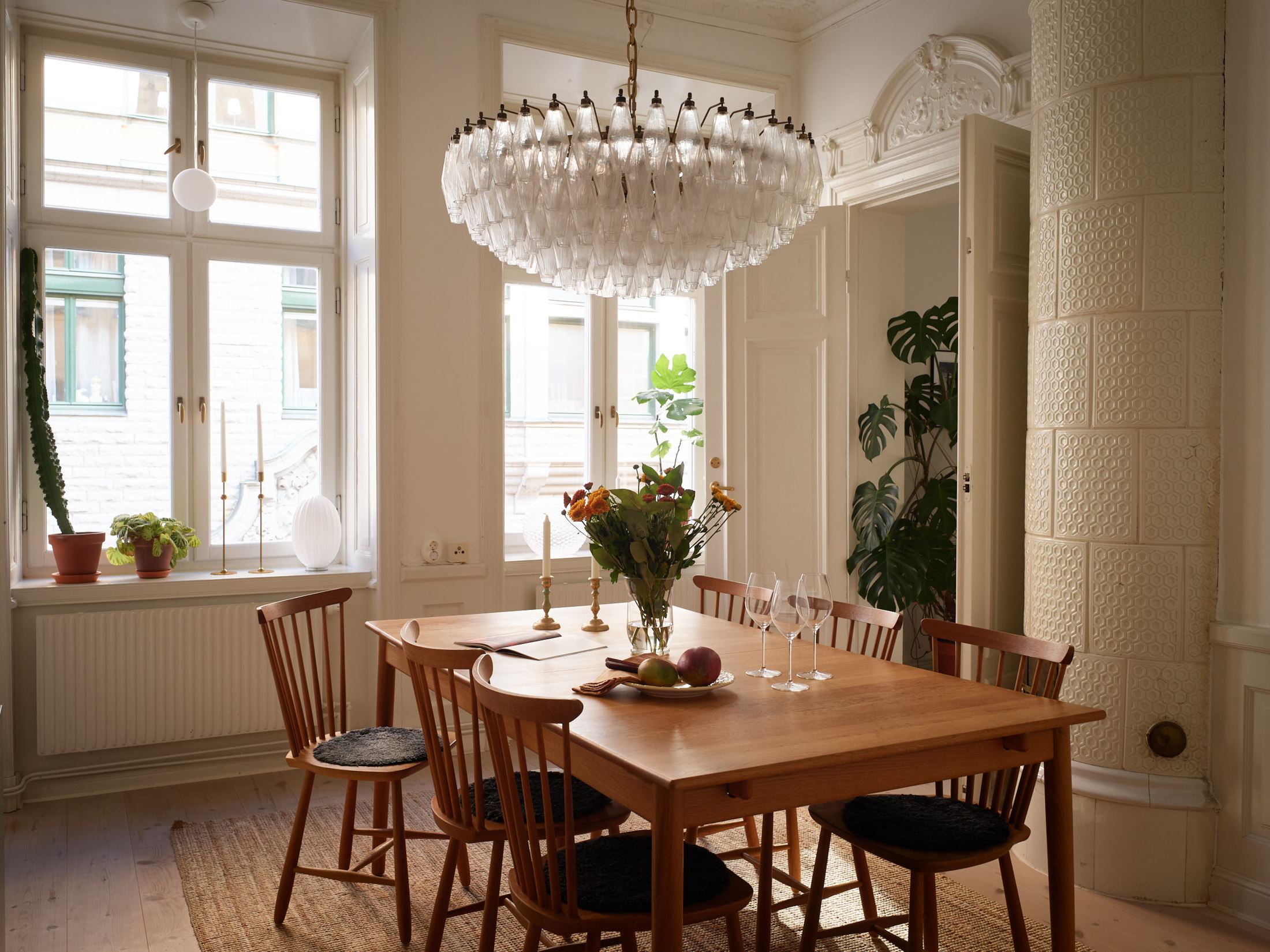salle à manger avec moulures et poêle ancien décoration scandinave salle à manger avec moulures et poêle ancien décoration scandinave