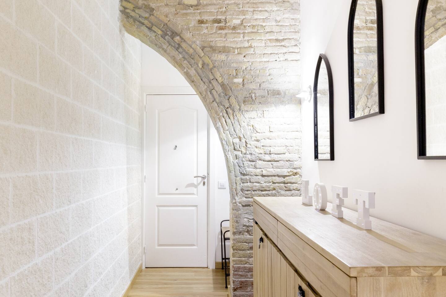 entrée appartement Sitges style loft avec briques