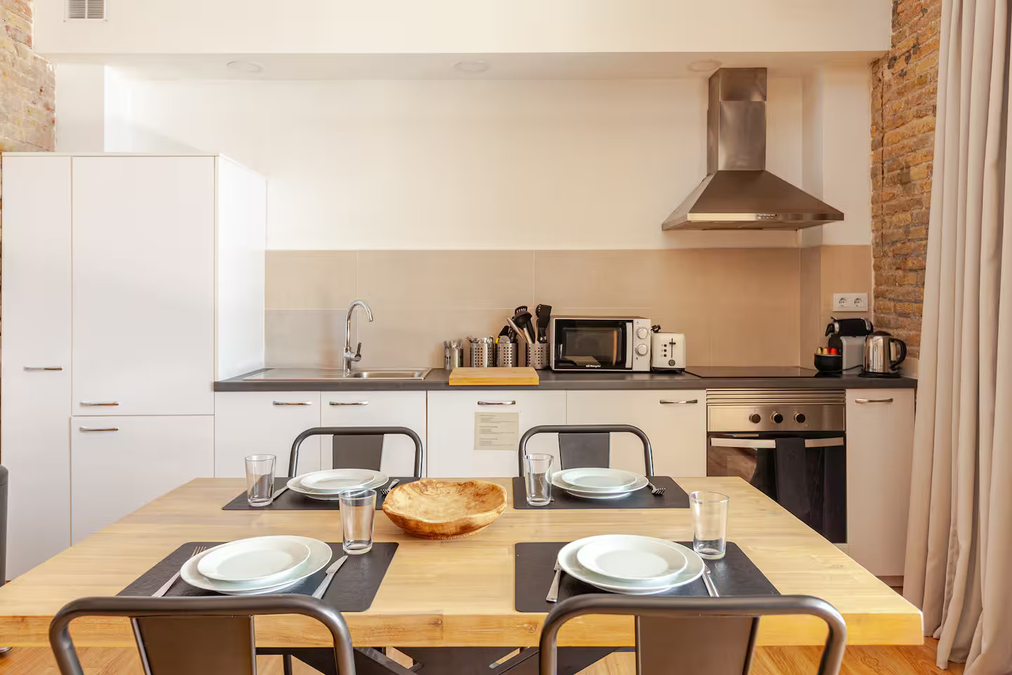 cuisine blanche et salle à manger