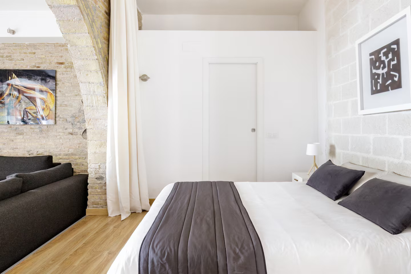 chambre ouverture cintrée appartement Sitges style loft avec briques
