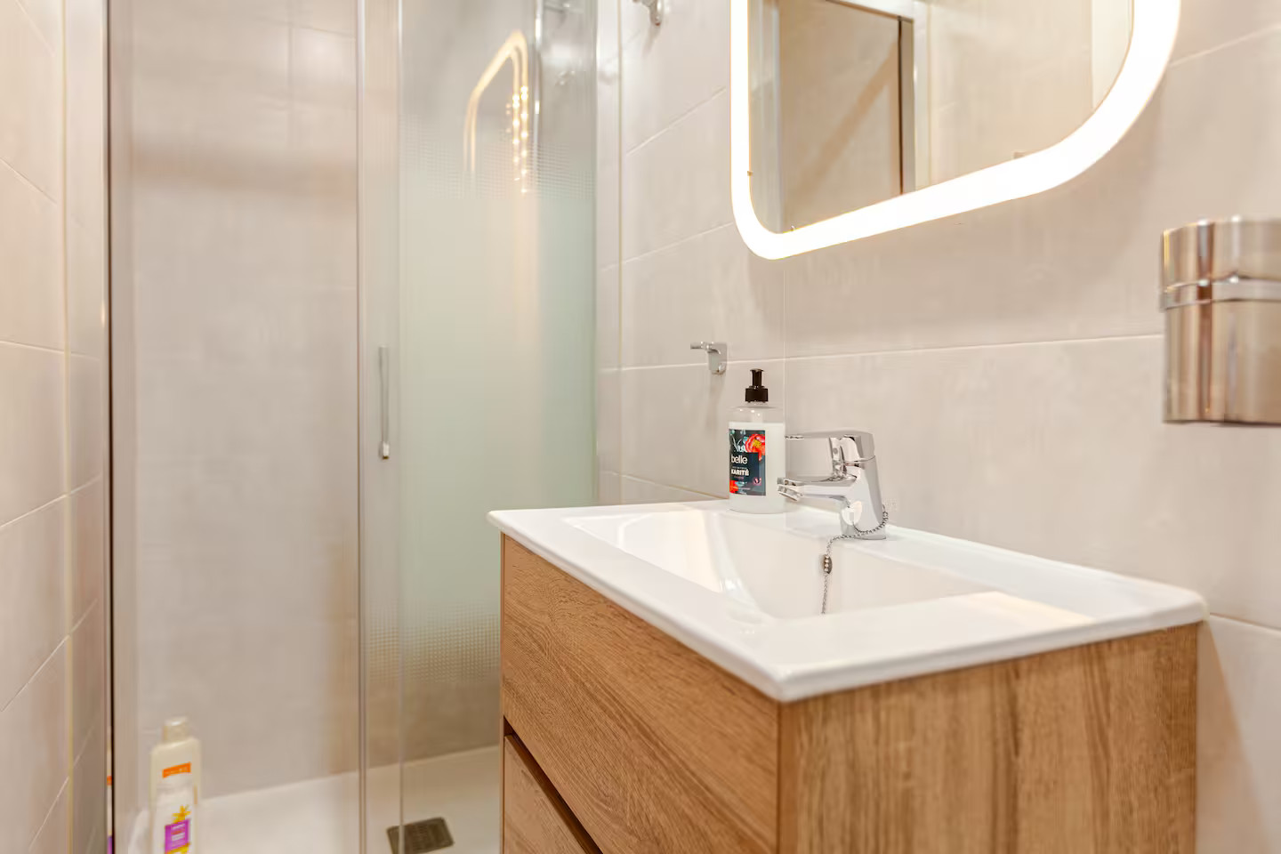salle de bain moderne avec douche