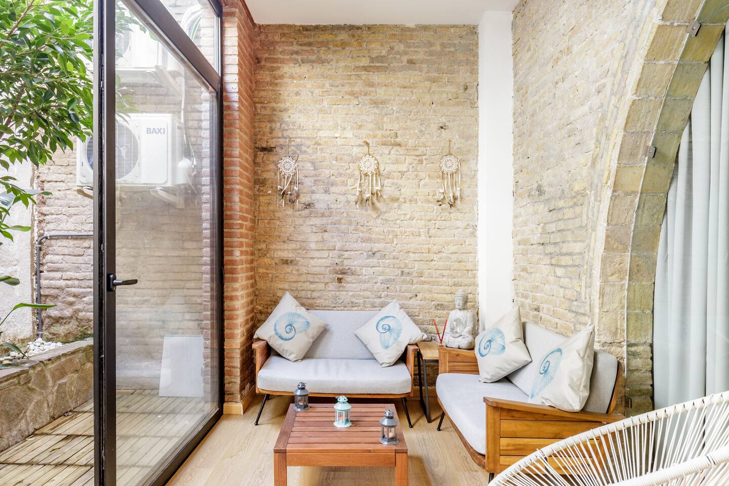véranda appartement Sitges style loft avec briques