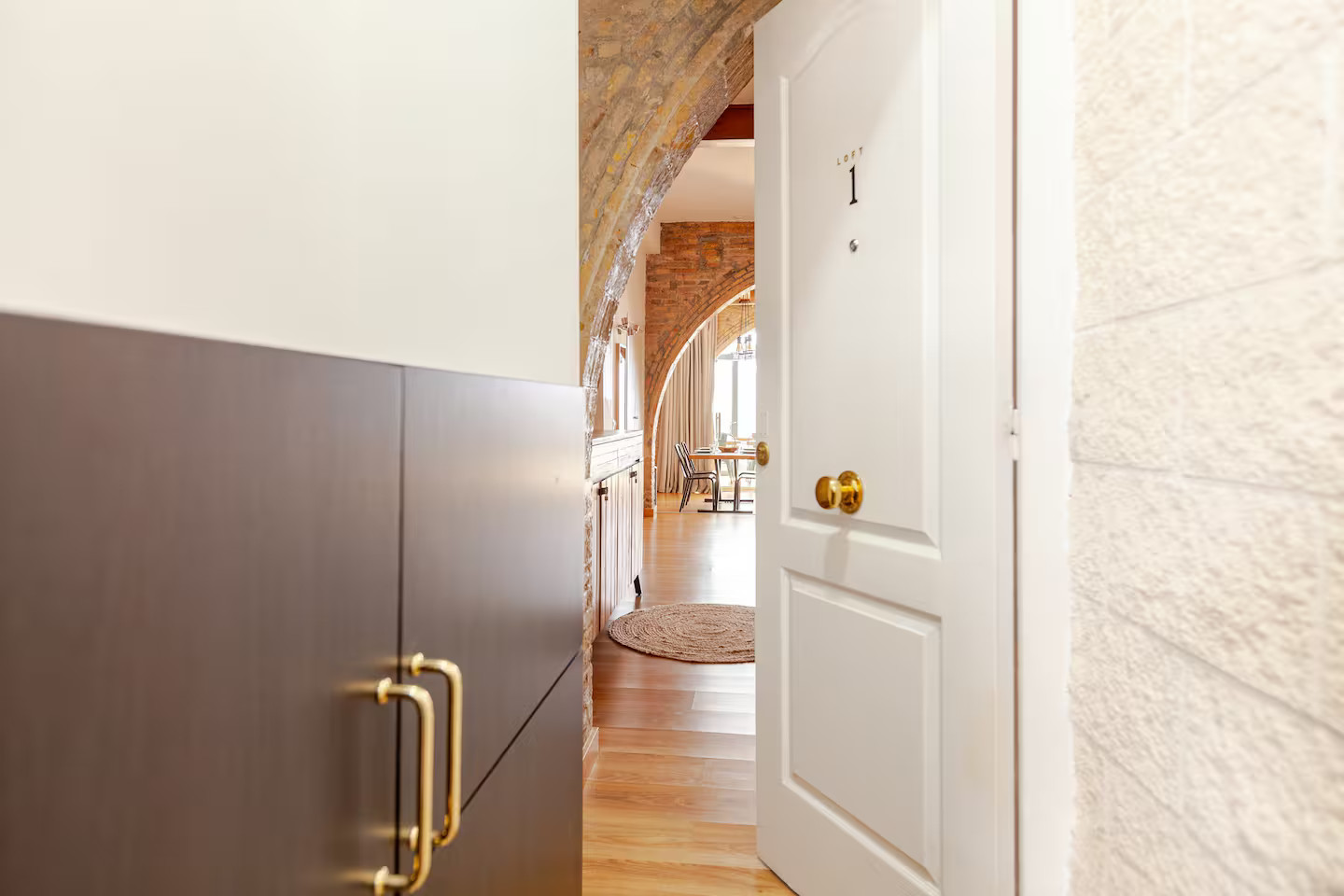 entrée appartement Sitges style loft avec briques