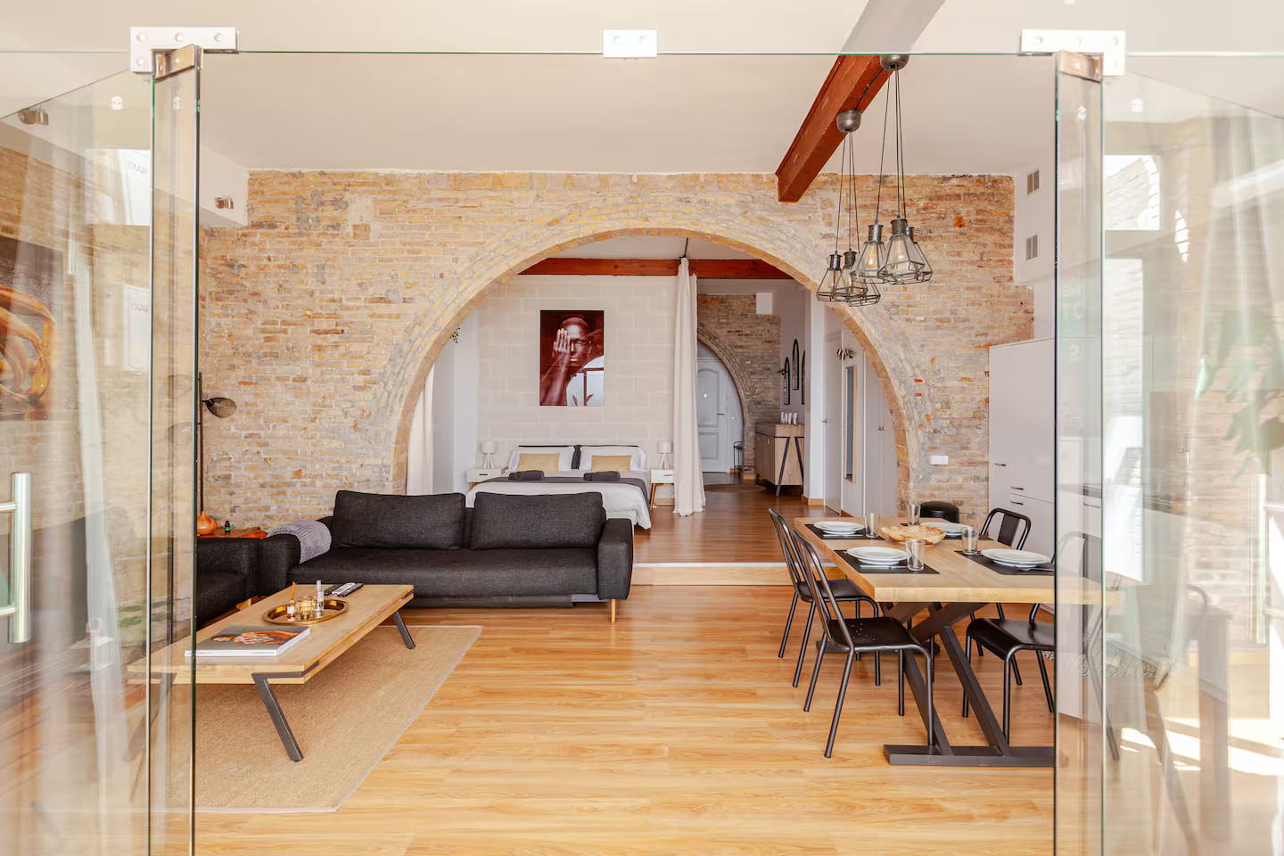 salon et chambre ouverture cintrée appartement Sitges style loft avec briques