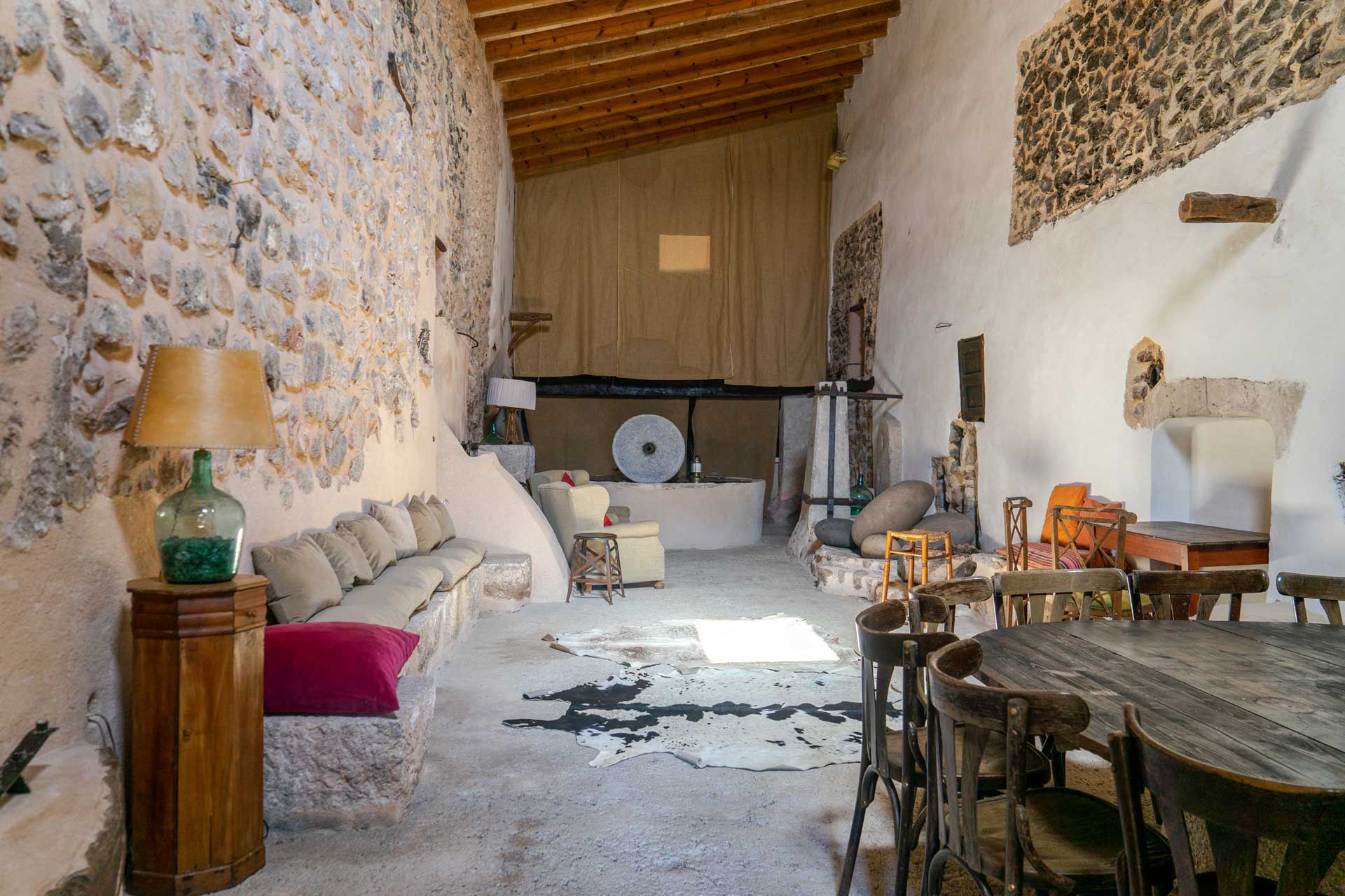salon mur pierres et salle à manger maison Majorque San Rullan salon mur pierres et salle à manger maison Majorque San Rullan