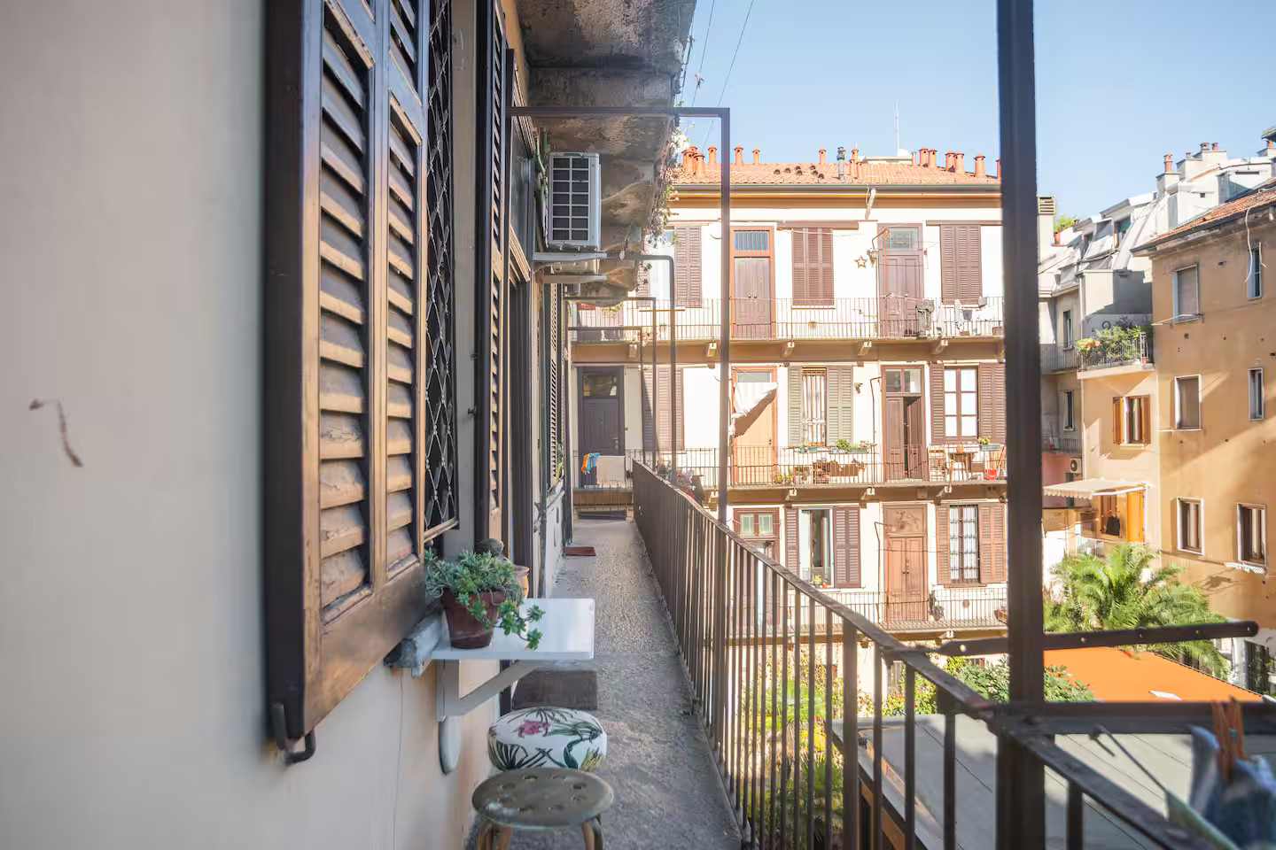 balcon studio Milan avec mezzanine balcon studio Milan avec mezzanine