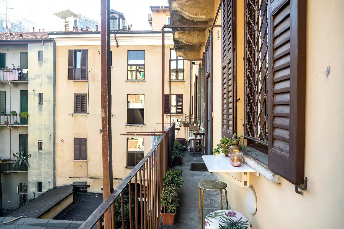 balcon studio Milan avec mezzanine balcon studio Milan avec mezzanine