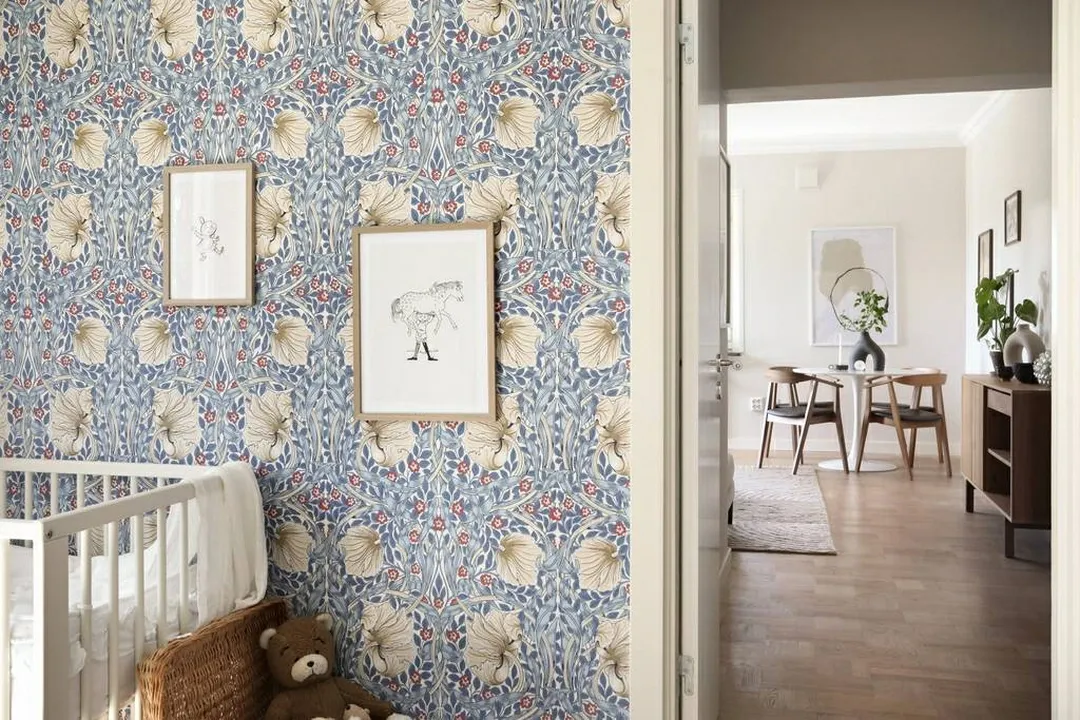 chambre mur papier-peint bleu clair William Morris Pimpernel appartement 65m2 chambre mur papier-peint bleu clair William Morris Pimpernel appartement 65m2