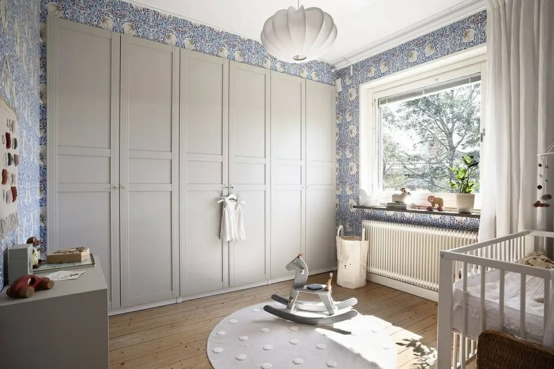 chambre mur papier-peint bleu clair William Morris Pimpernel appartement 65m2 chambre mur papier-peint bleu clair William Morris Pimpernel appartement 65m2