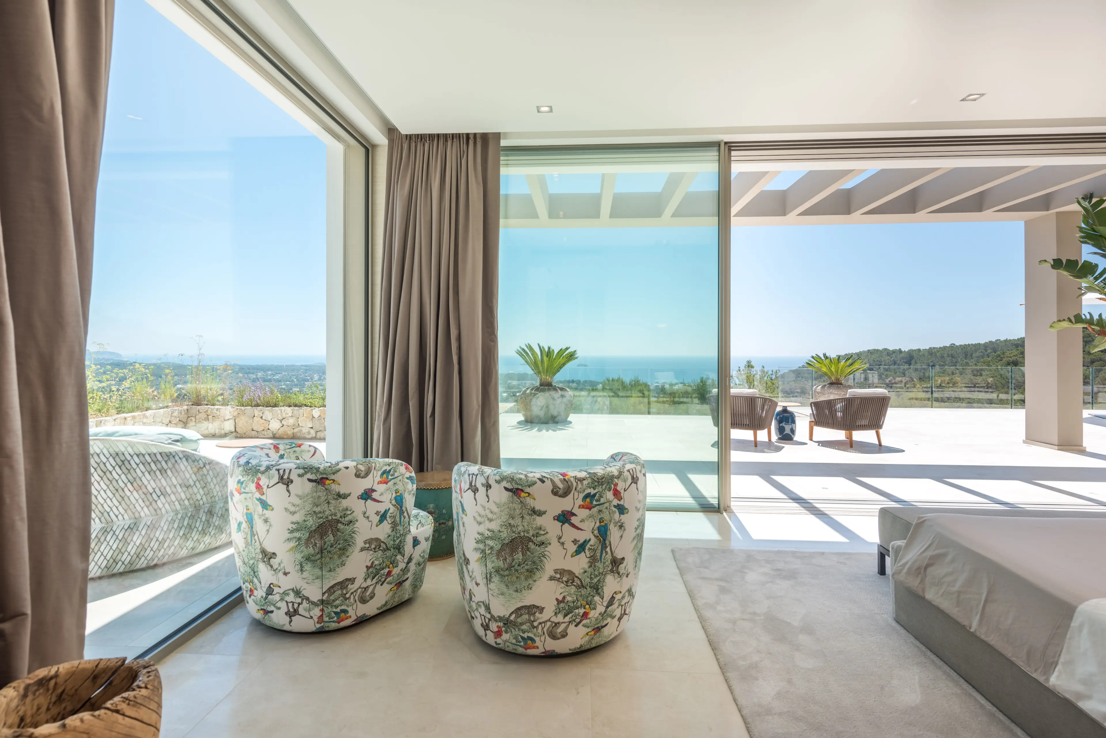 chambre vue mer décoration moderne maison contemporaine Ibiza