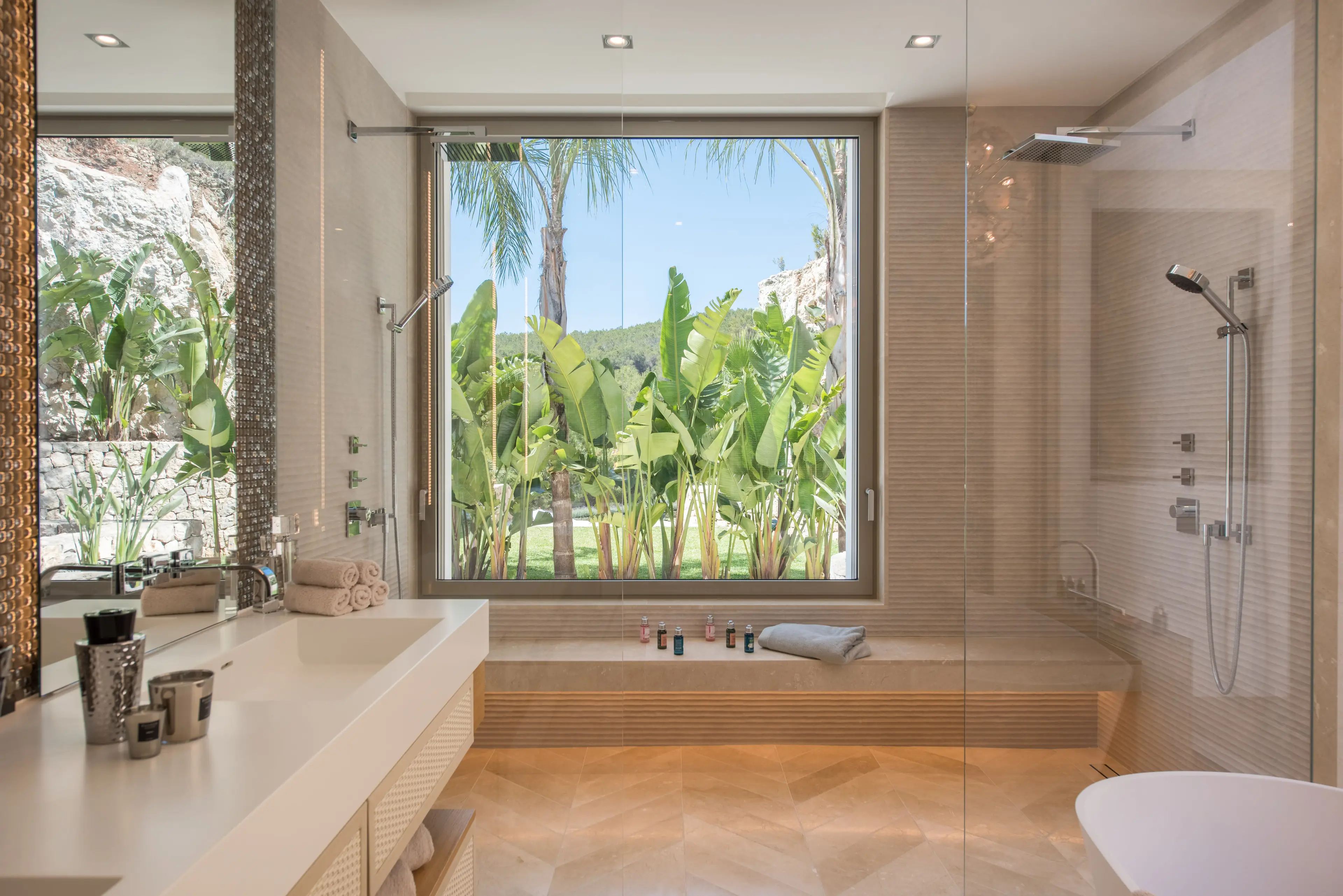 salle de bain avec fenêtre