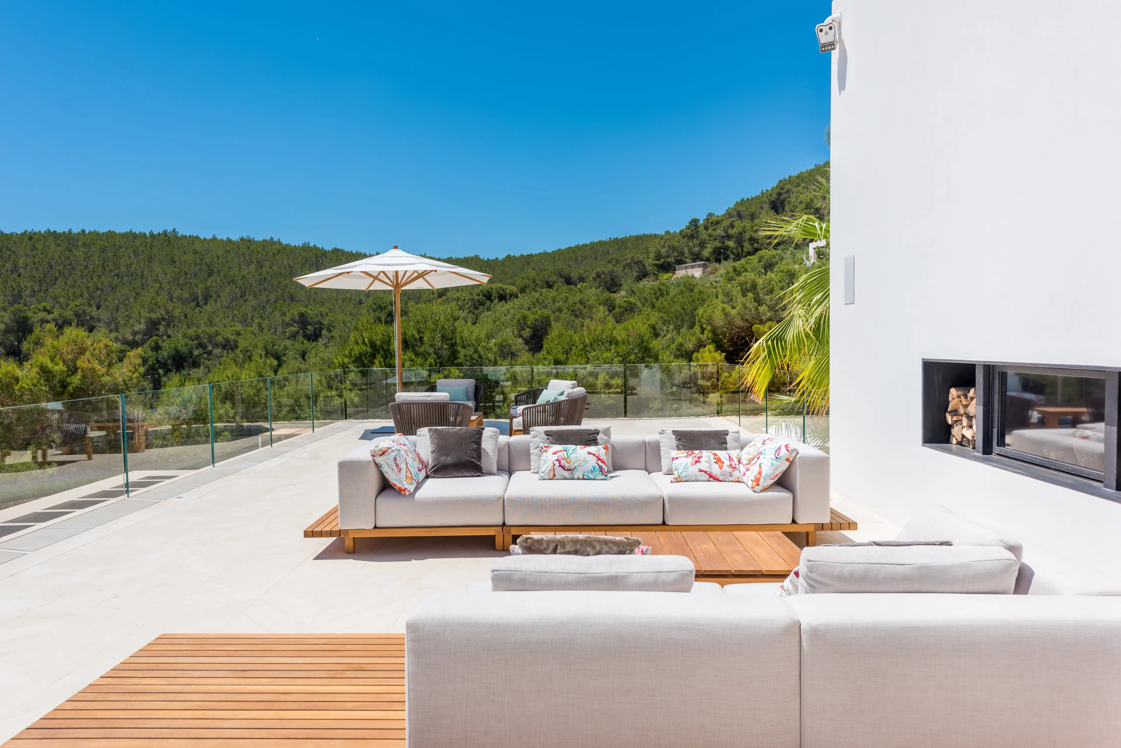 terrasse avec cheminée maison contemporaine Ibiza