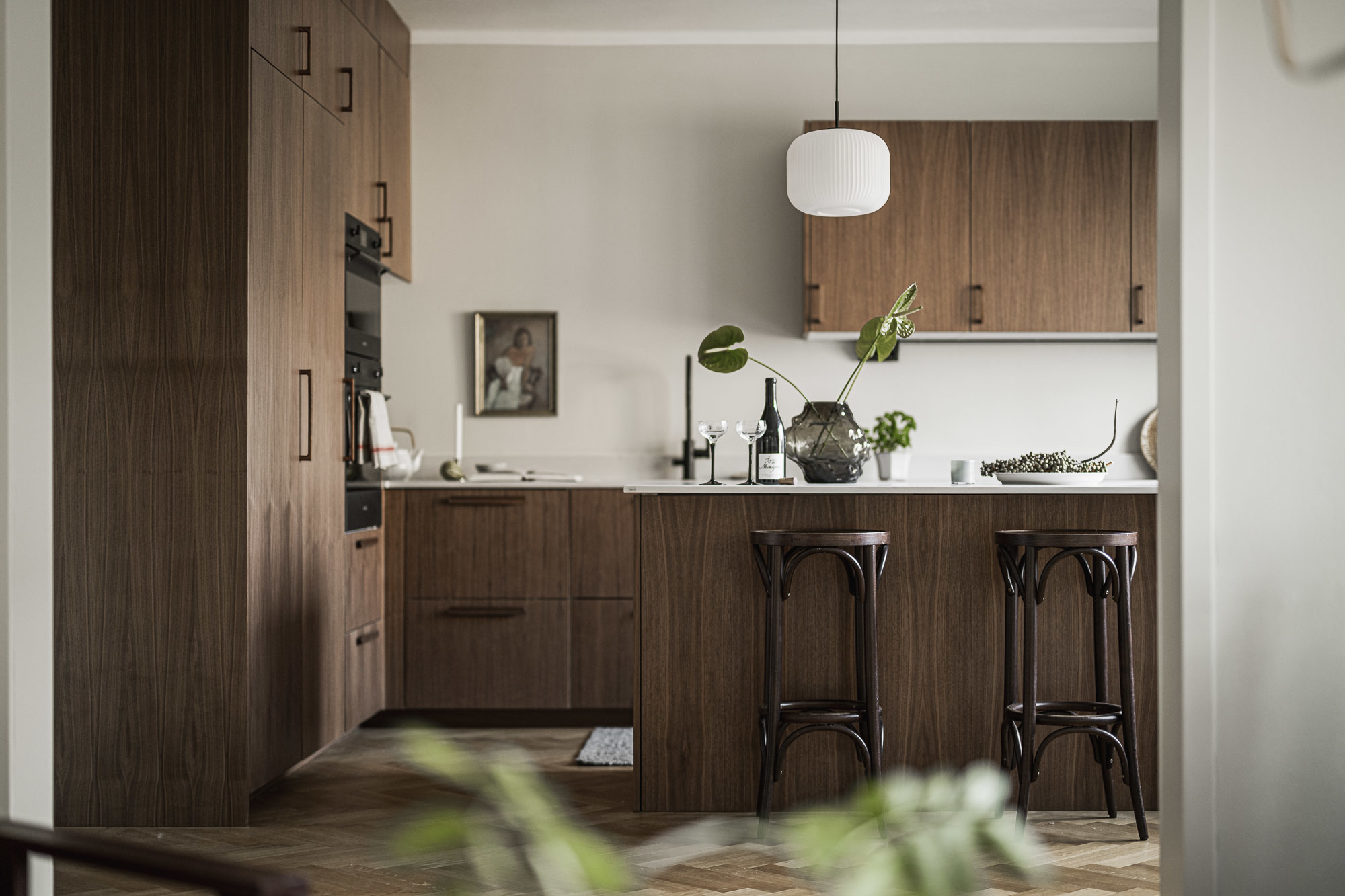 cuisine noyer design appartement 54m2 décoration neutre et scandinave cuisine noyer design appartement 54m2 décoration neutre et scandinave