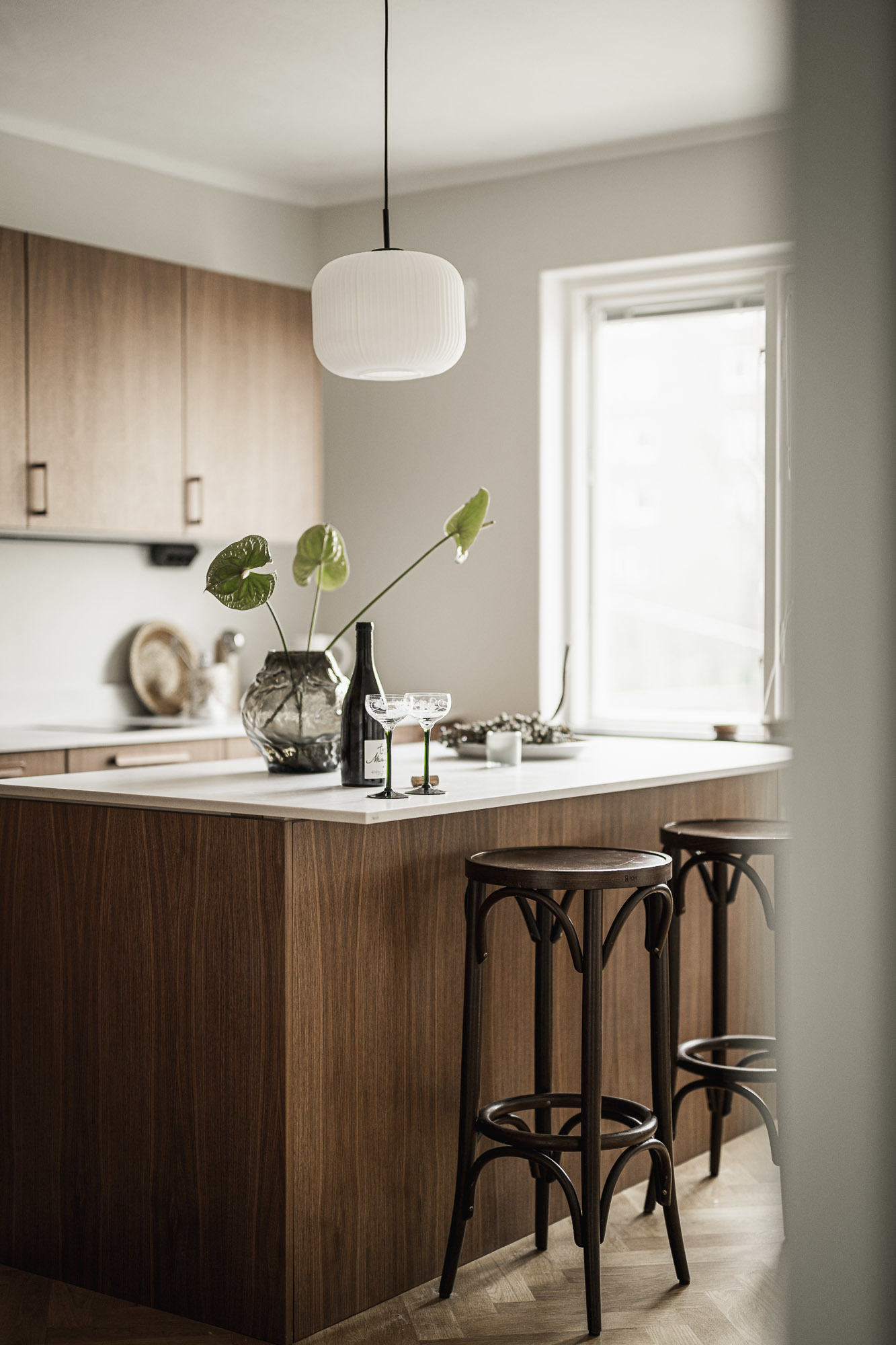 cuisine noyer design appartement 54m2 décoration neutre et scandinave cuisine noyer design appartement 54m2 décoration neutre et scandinave