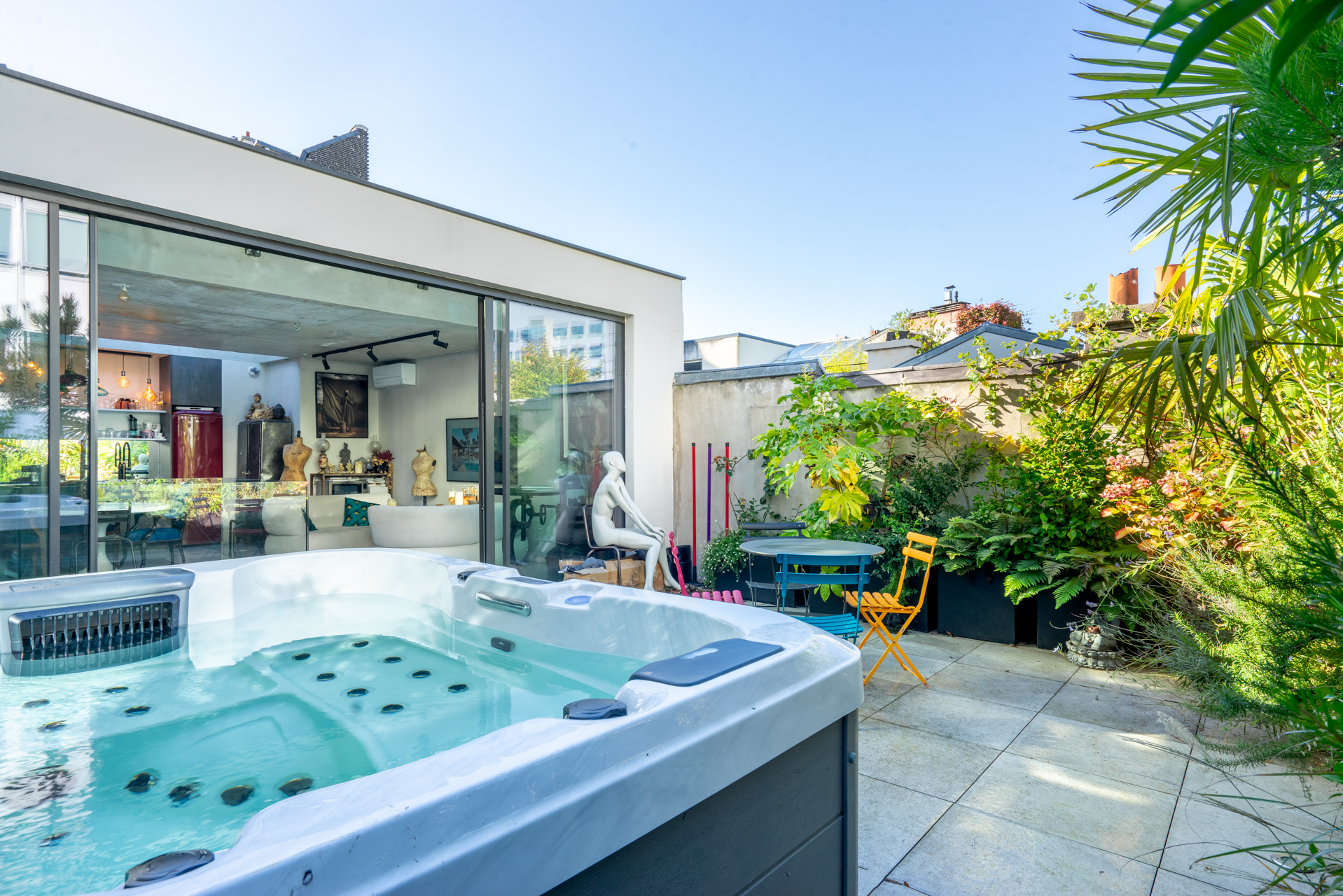 terrasse avec jacuzzi maison Paris Photo : © Thomas Leclerc pour Espaces Atypiques terrasse avec jacuzzi maison Paris Photo : © Thomas Leclerc pour Espaces Atypiques