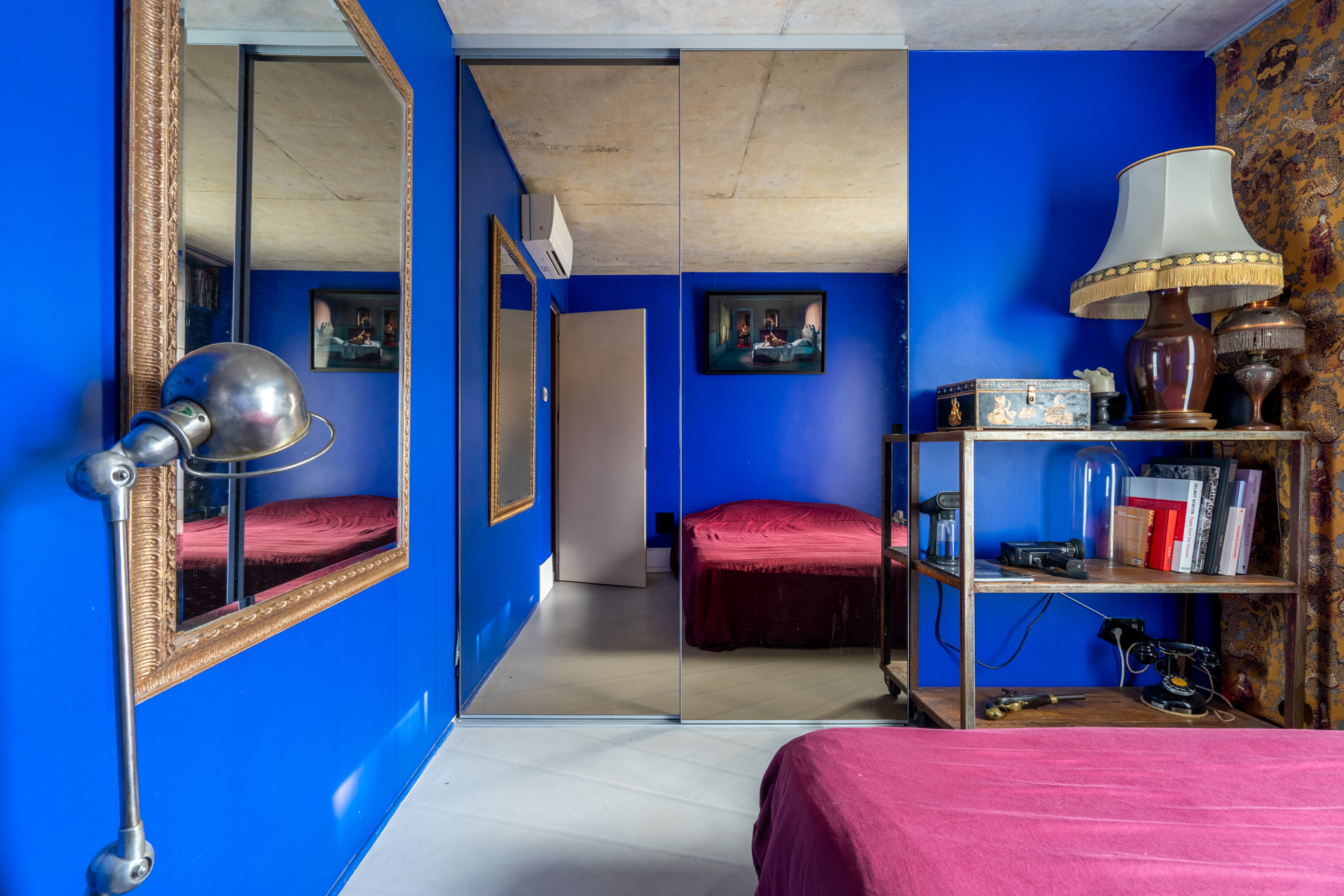 chambre murs bleus Photo : © Thomas Leclerc pour Espaces Atypiques chambre murs bleus Photo : © Thomas Leclerc pour Espaces Atypiques