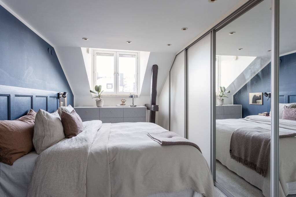 chambre mur bleu appartement mansardé