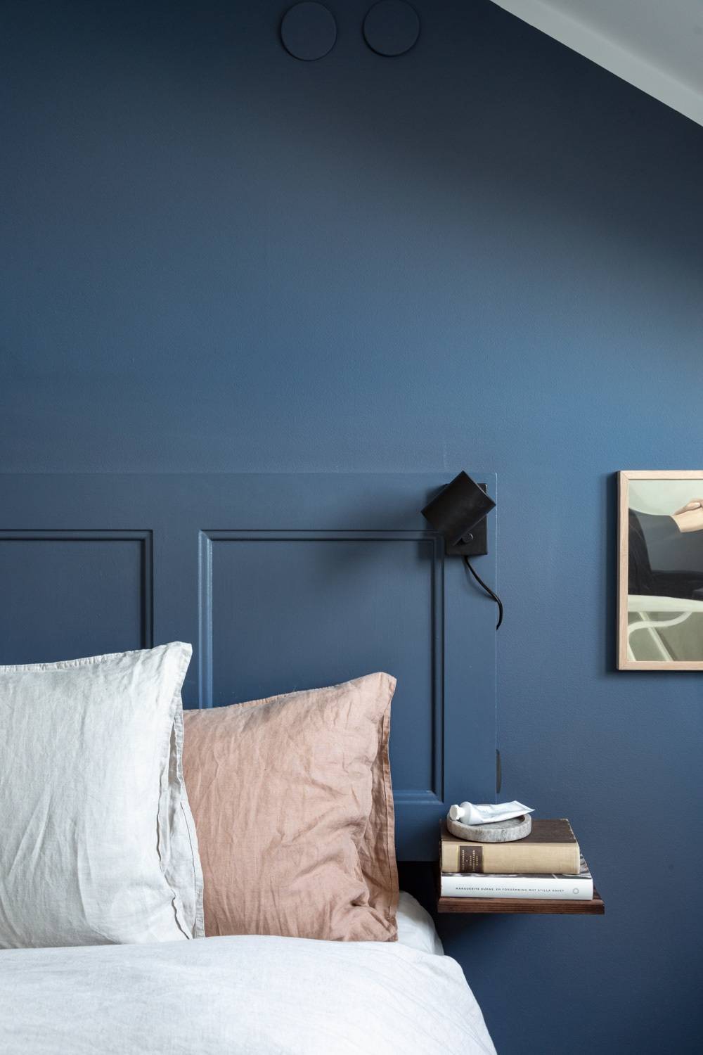 chambre mur bleu appartement sous combles