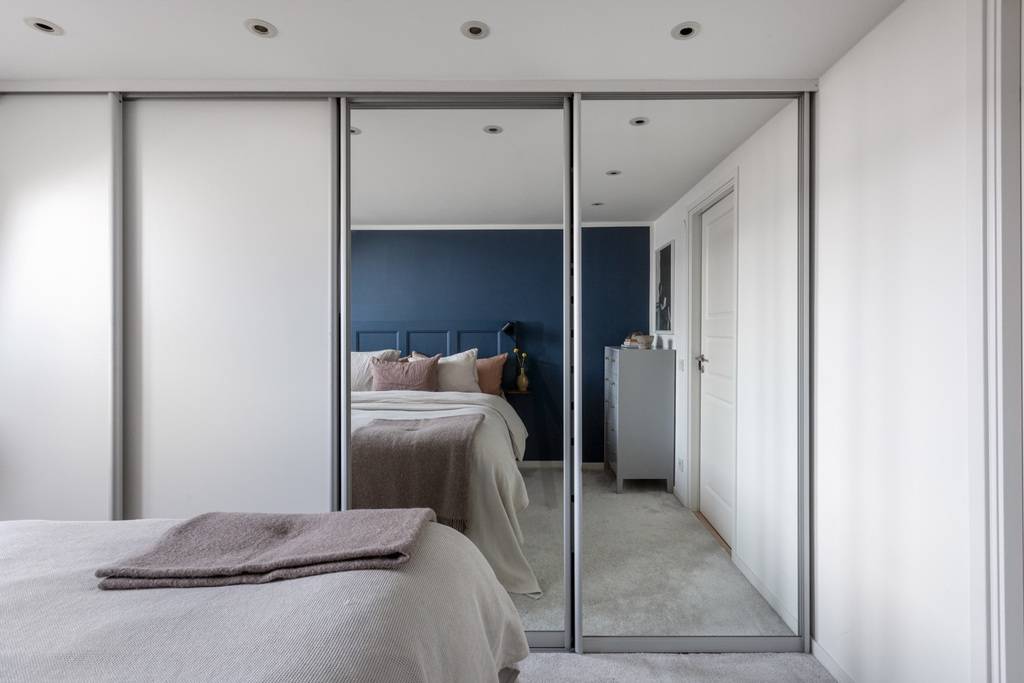 chambre mur bleu appartement sous combles