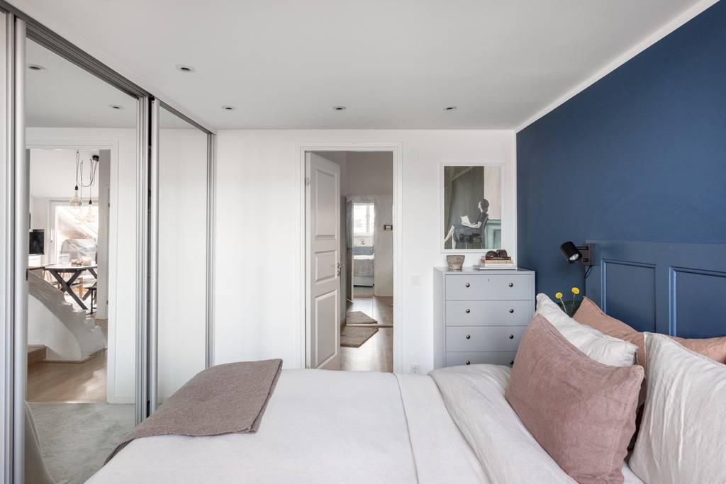 chambre mur bleu appartement sous combles