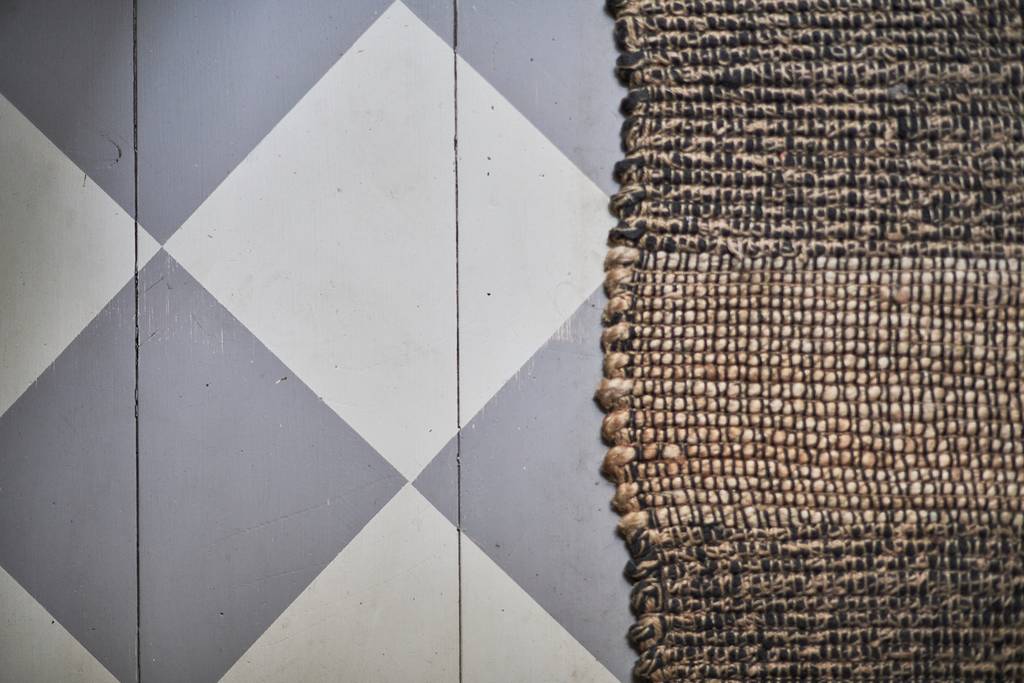 sol à damier peint en gris et blanc sur parquet sol à damier peint en gris et blanc sur parquet