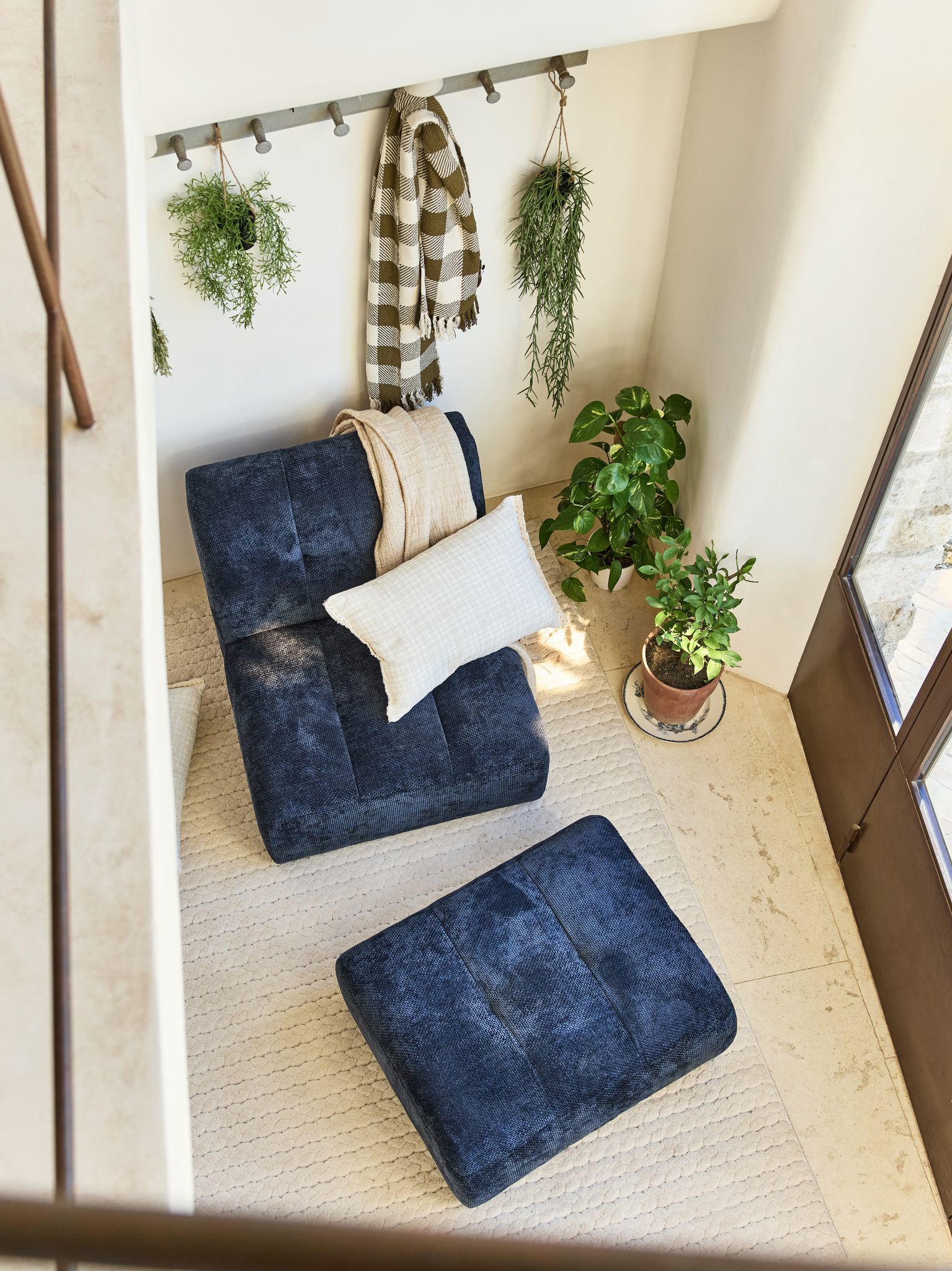 chauffeuse velours bleu avec repose pied chauffeuse velours bleu avec repose pied