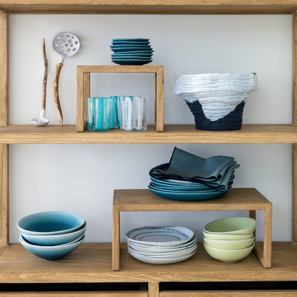 vaisselle bleue sur étagère ouverte OTTO Studio pour la Redoute