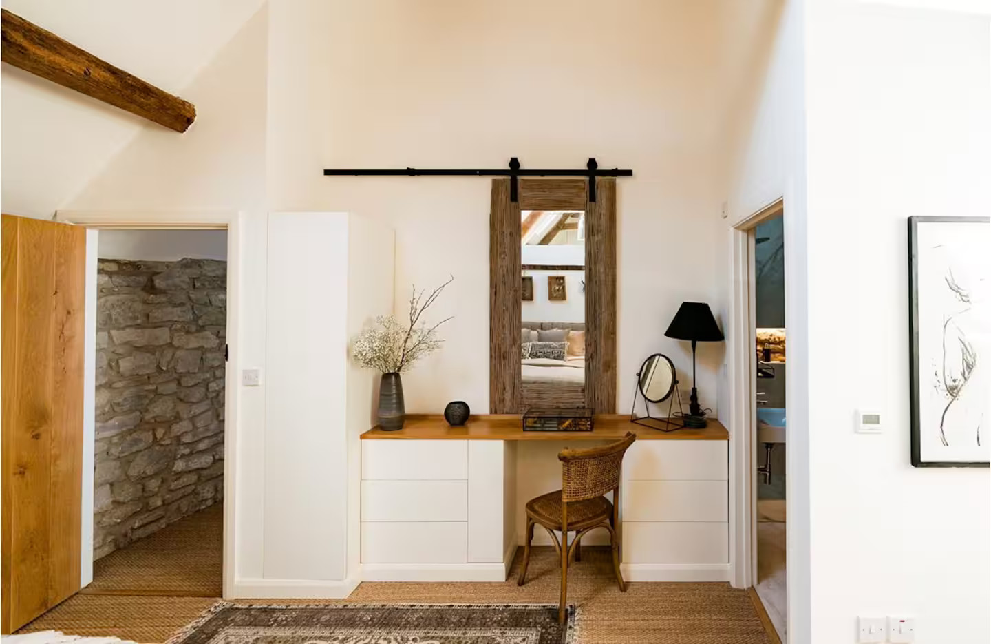 chambre avec espace bureau