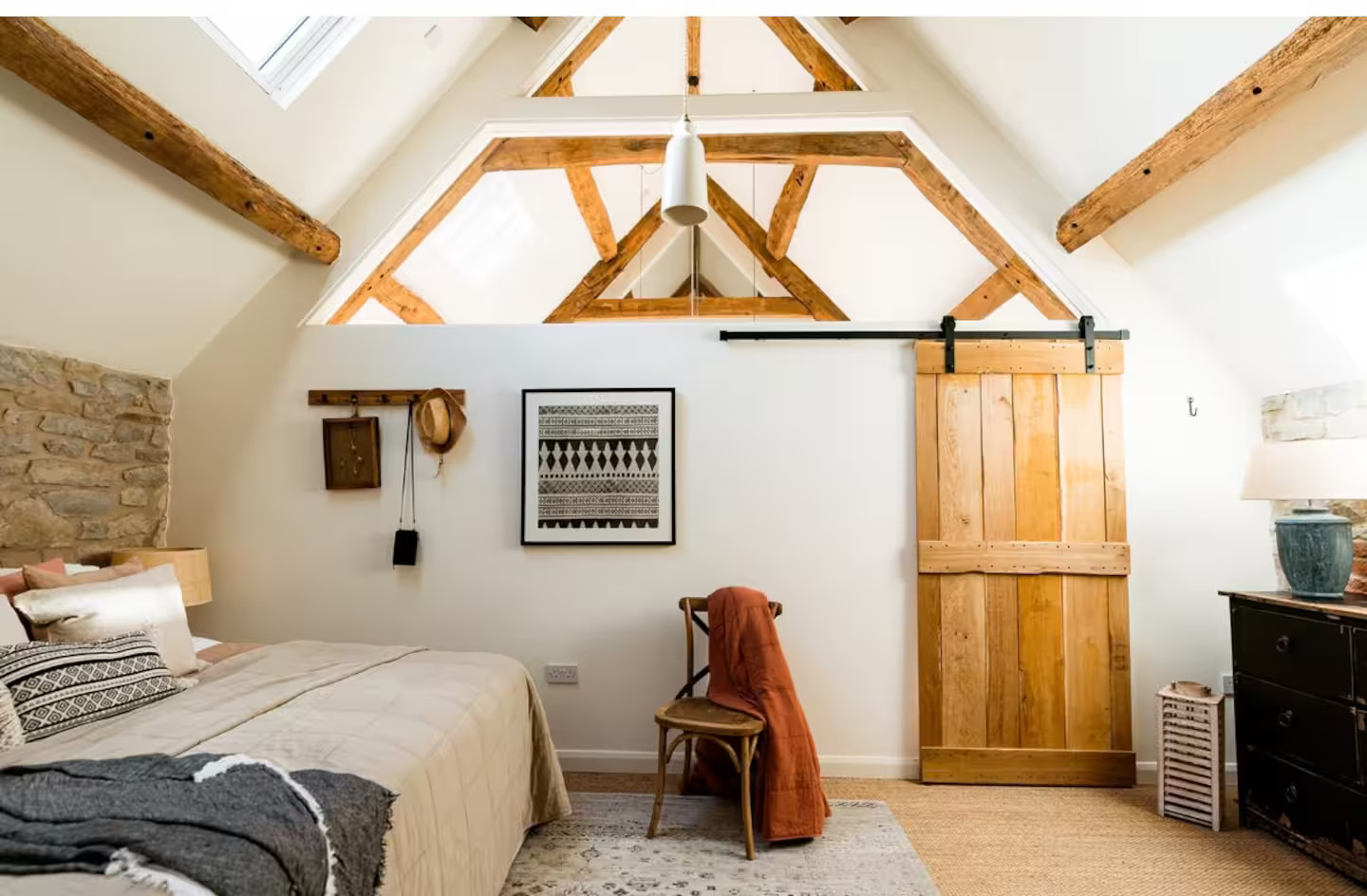 chambre mansardée avec poutres maison en pierres