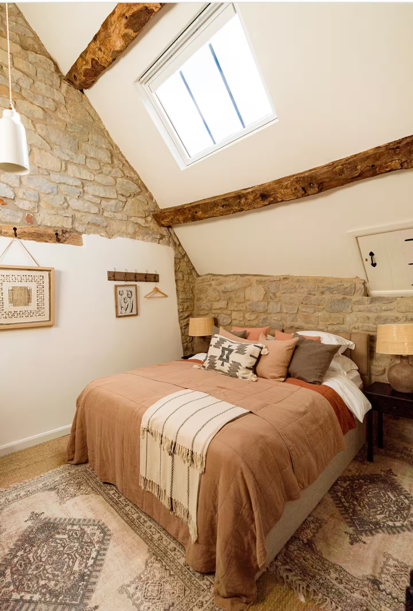 chambre mansardée avec poutres maison en pierres
