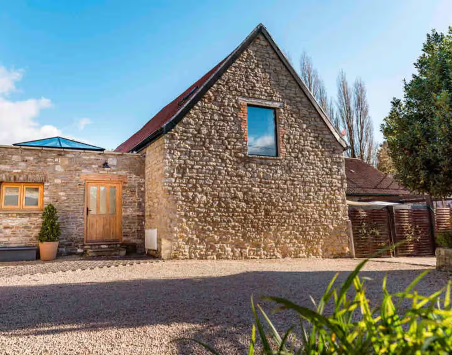 ancienne grange en pierres rénovée