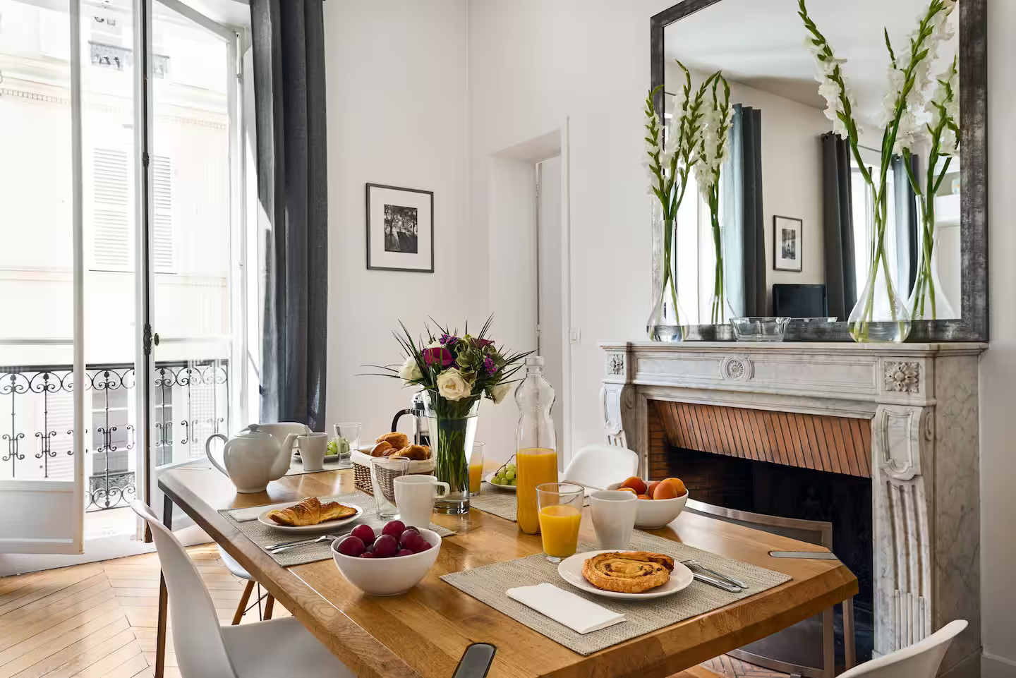 salle à manger avec cheminée appartement haussmannien Paris