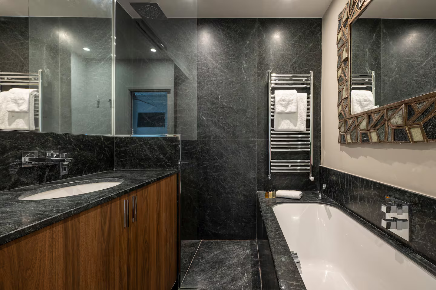 salle de bain design marbre noir Villa Ballu Montmartre salle de bain design marbre noir Villa Ballu Montmartre